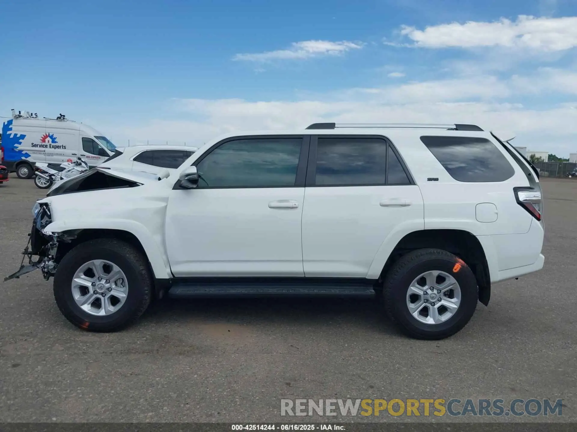 14 Photograph of a damaged car JTENU5JR2M5961532 TOYOTA 4RUNNER 2021
