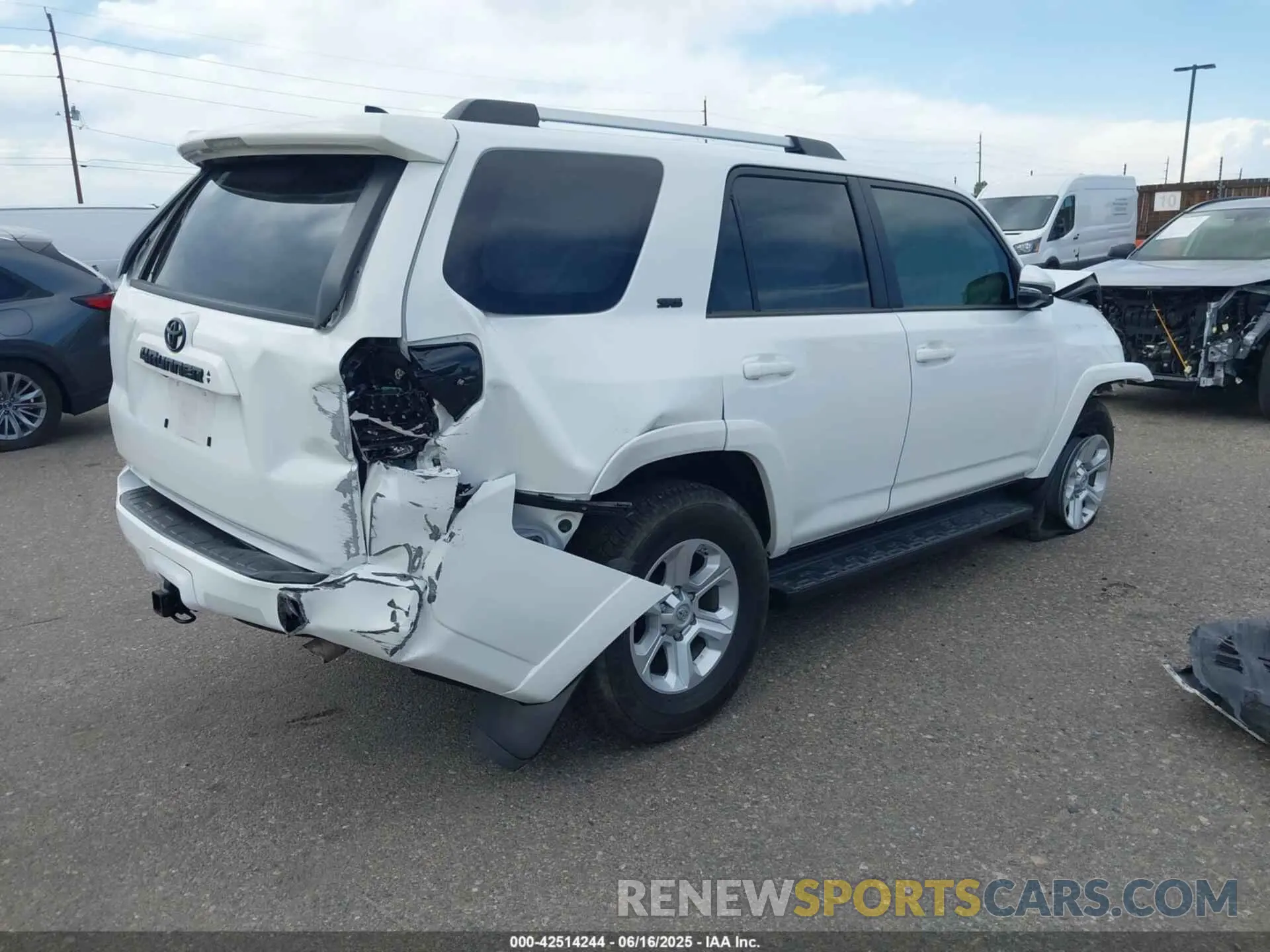 4 Photograph of a damaged car JTENU5JR2M5961532 TOYOTA 4RUNNER 2021