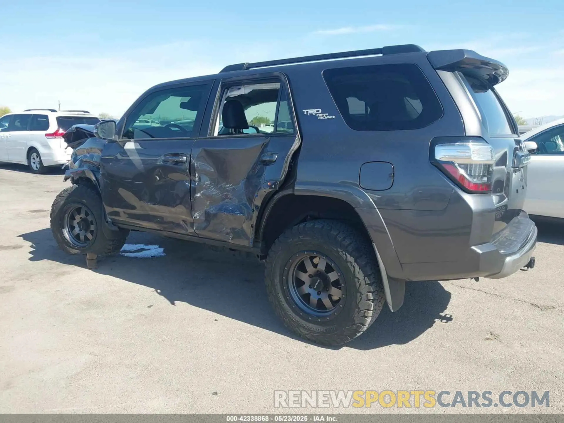 3 Photograph of a damaged car JTERU5JR3M5879360 TOYOTA 4RUNNER 2021