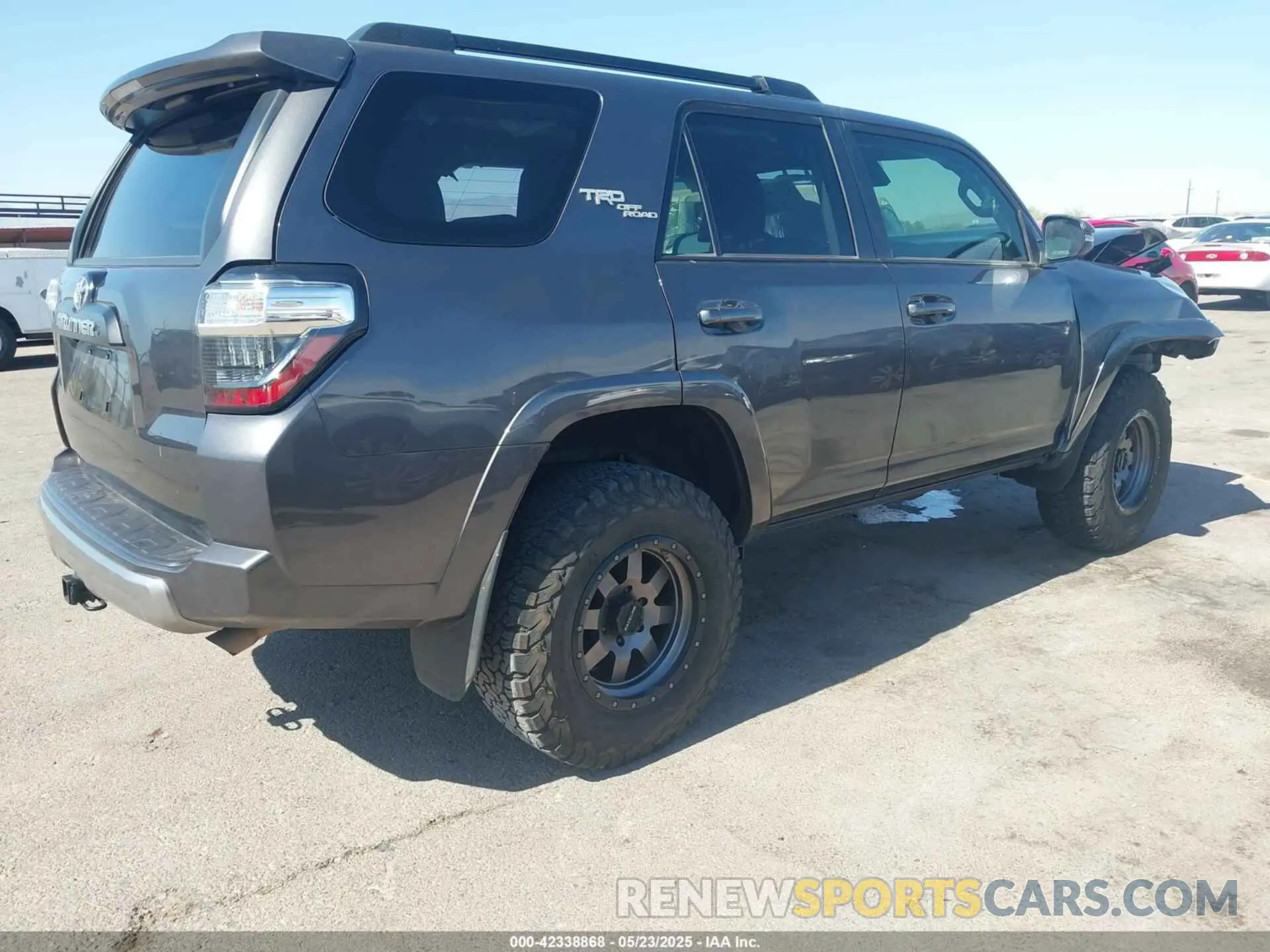 4 Photograph of a damaged car JTERU5JR3M5879360 TOYOTA 4RUNNER 2021