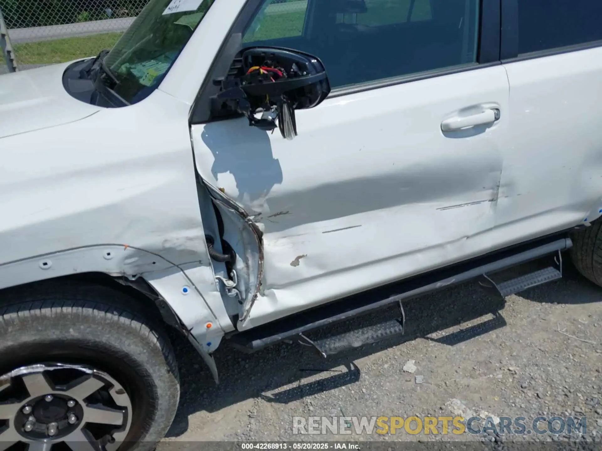 17 Photograph of a damaged car JTERU5JR5M5903979 TOYOTA 4RUNNER 2021