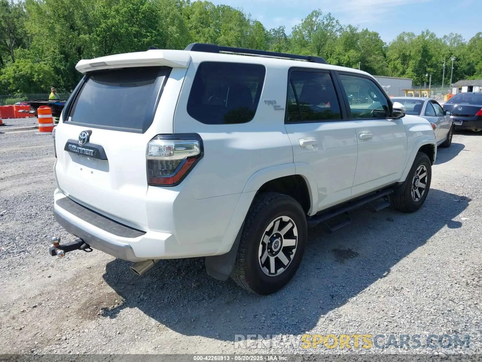 4 Photograph of a damaged car JTERU5JR5M5903979 TOYOTA 4RUNNER 2021