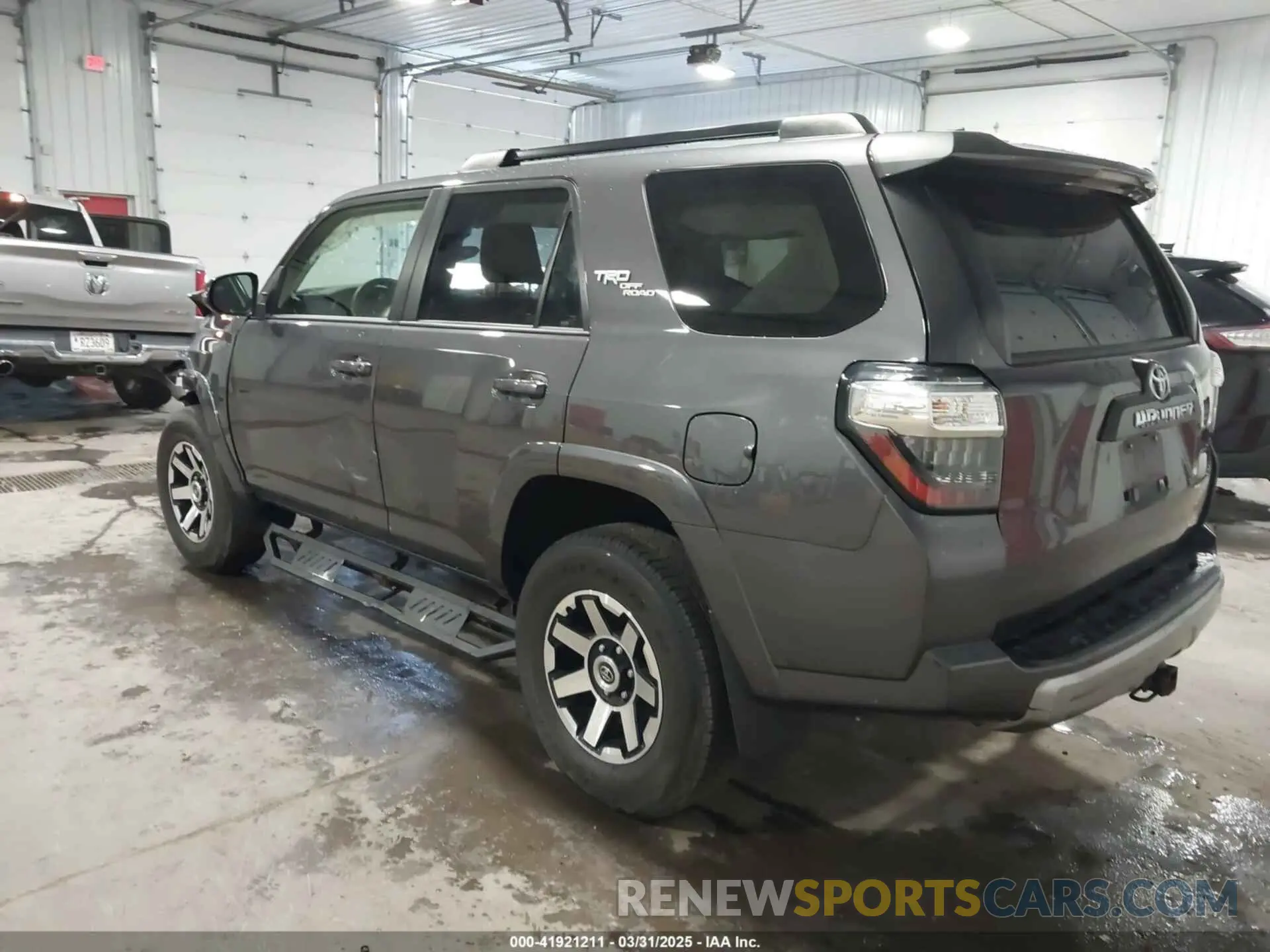 3 Фотография поврежденного автомобиля JTERU5JR6M5892569 TOYOTA 4RUNNER 2021