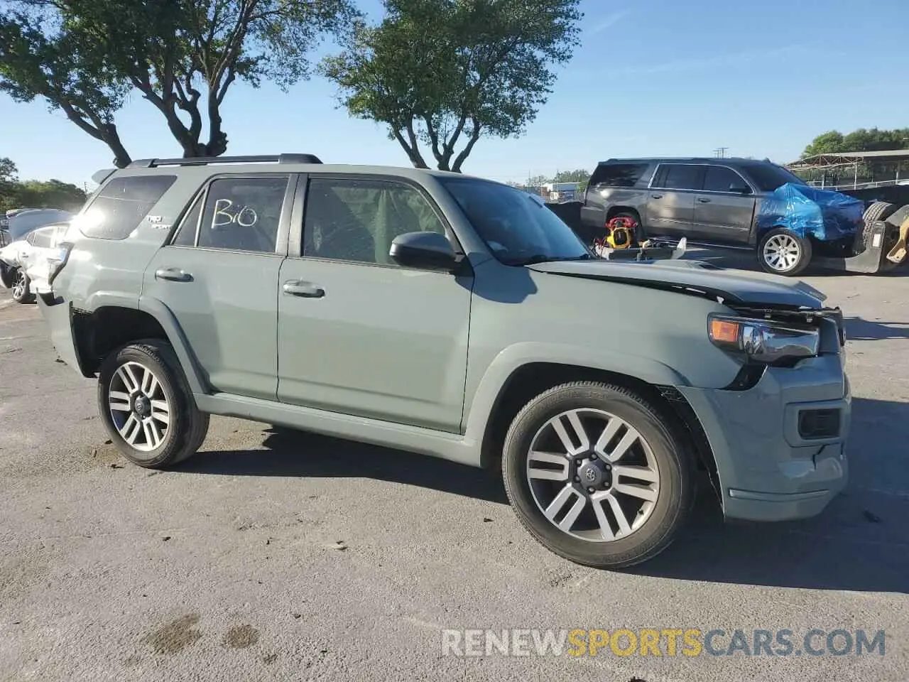 4 Photograph of a damaged car JTEAU5JR9N5273463 TOYOTA 4RUNNER 2022