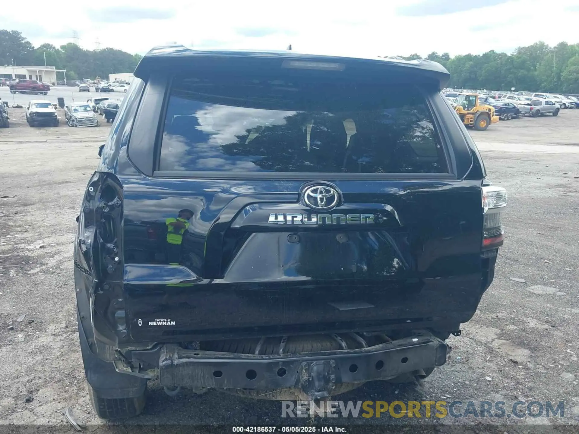 17 Photograph of a damaged car JTEEU5JR0N5257119 TOYOTA 4RUNNER 2022