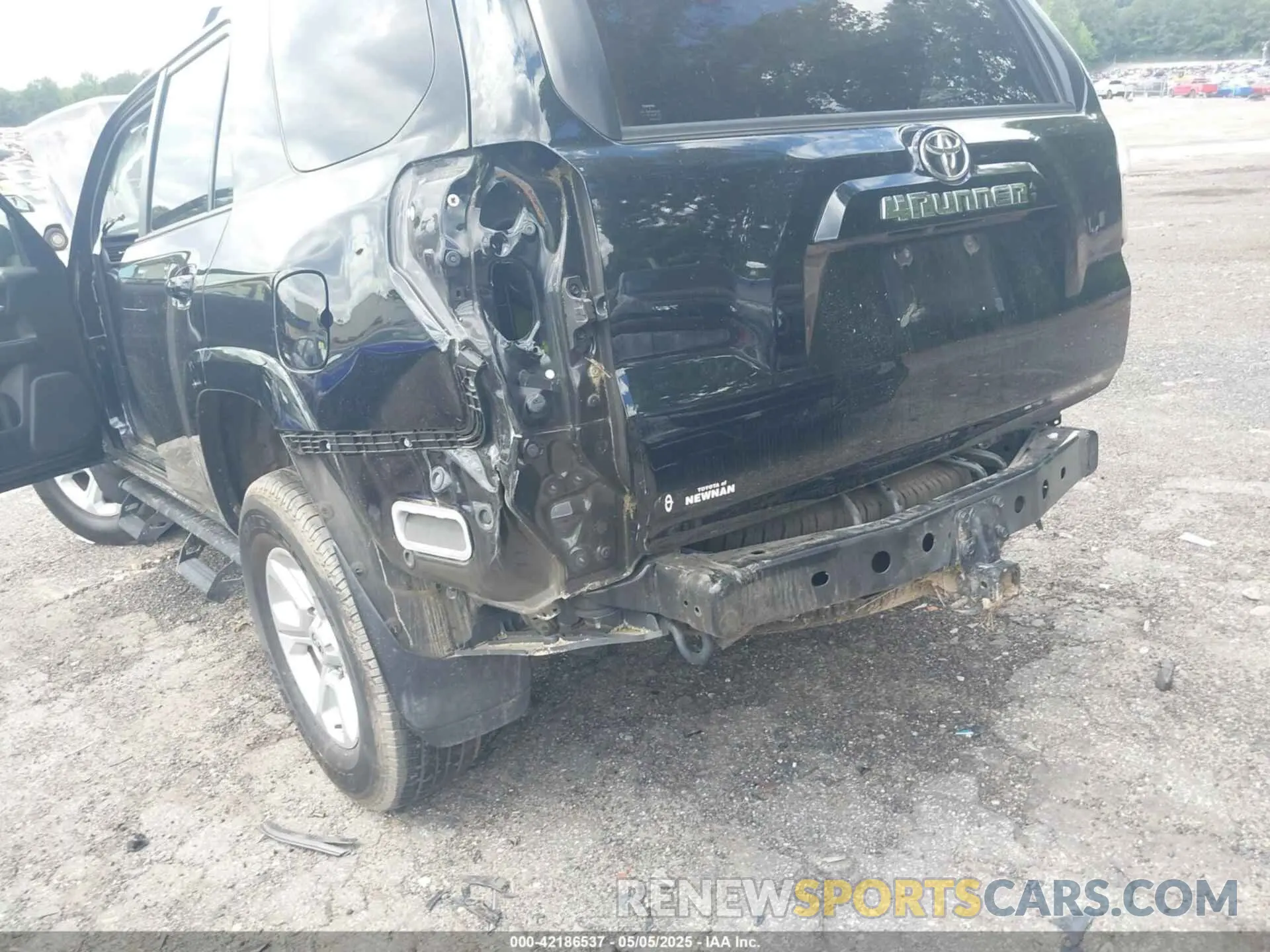 18 Photograph of a damaged car JTEEU5JR0N5257119 TOYOTA 4RUNNER 2022