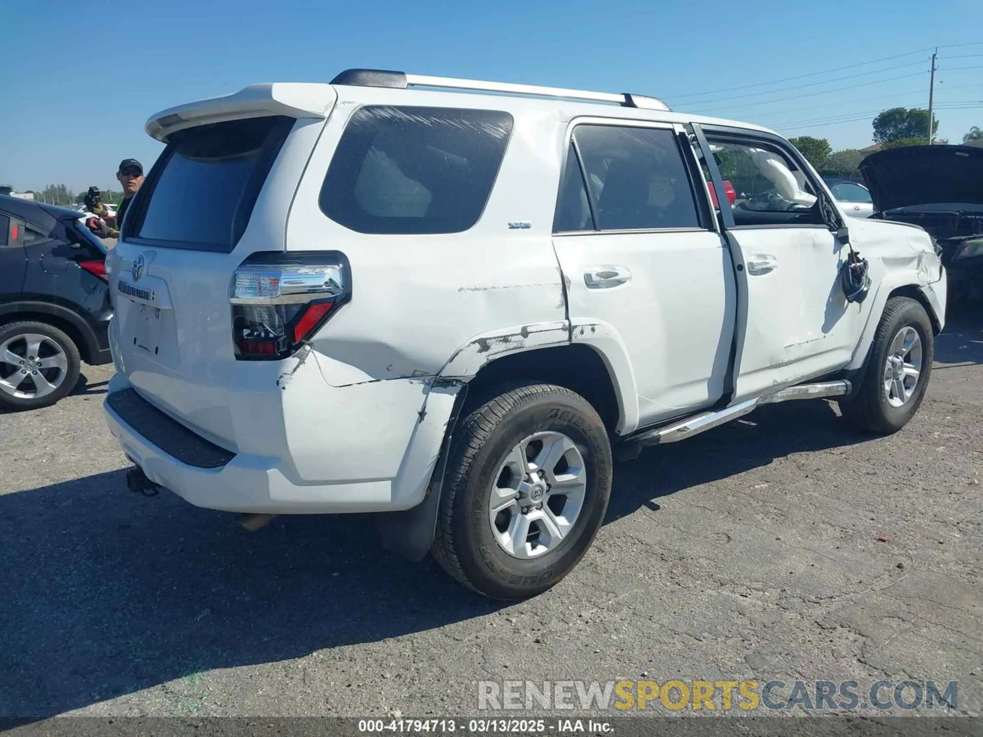 4 Photograph of a damaged car JTEFU5JR7N5256716 TOYOTA 4RUNNER 2022