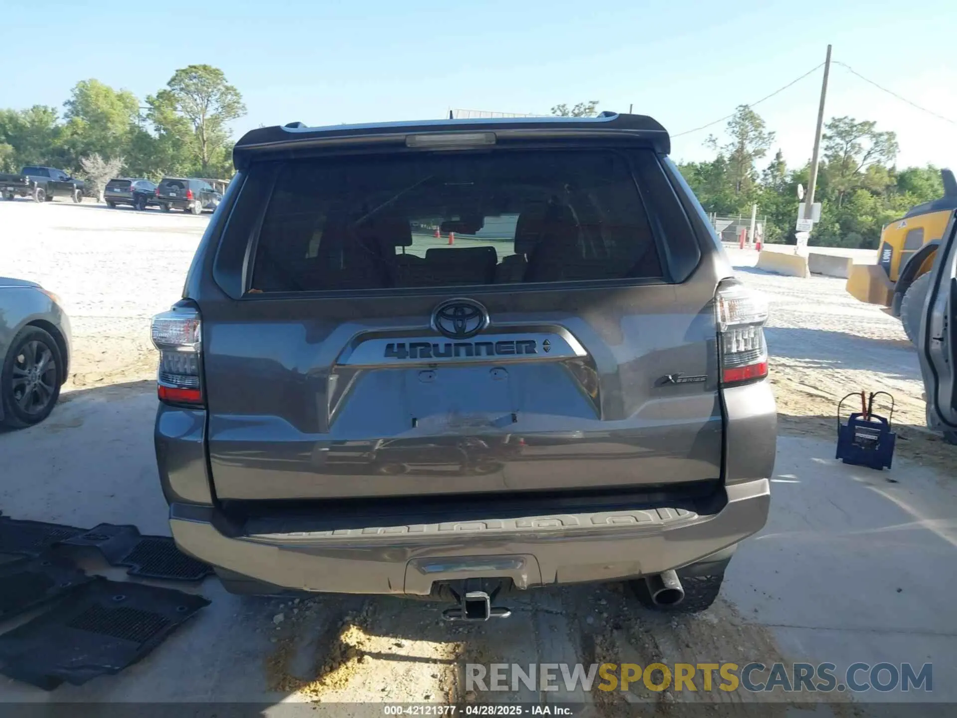 16 Photograph of a damaged car JTEMU5JR0N6039414 TOYOTA 4RUNNER 2022