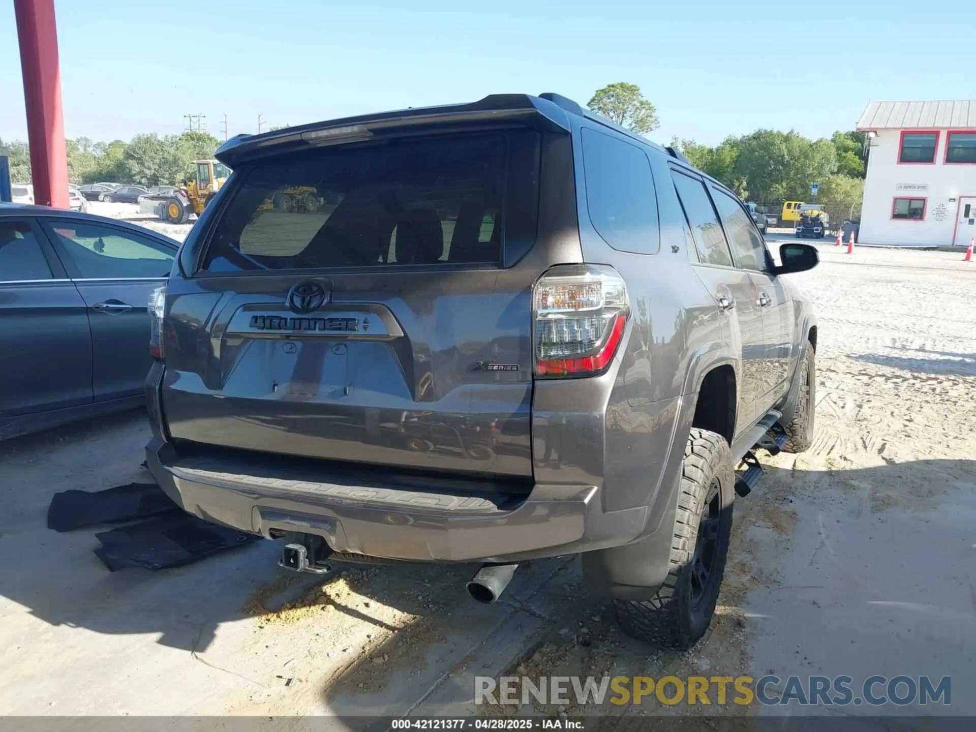 4 Photograph of a damaged car JTEMU5JR0N6039414 TOYOTA 4RUNNER 2022
