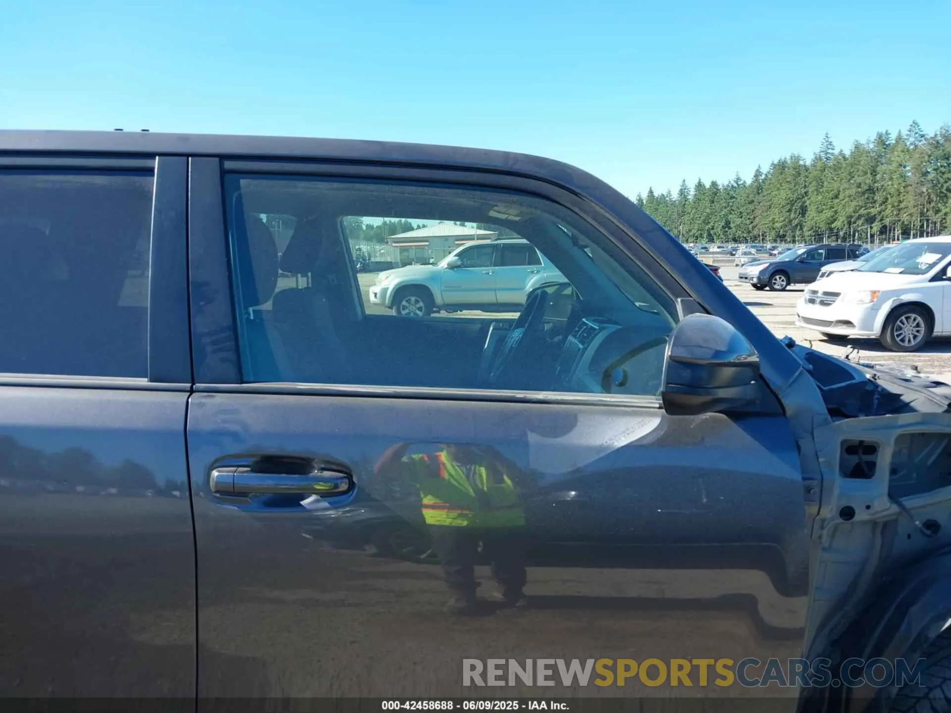 14 Photograph of a damaged car JTEMU5JR1N5980862 TOYOTA 4RUNNER 2022