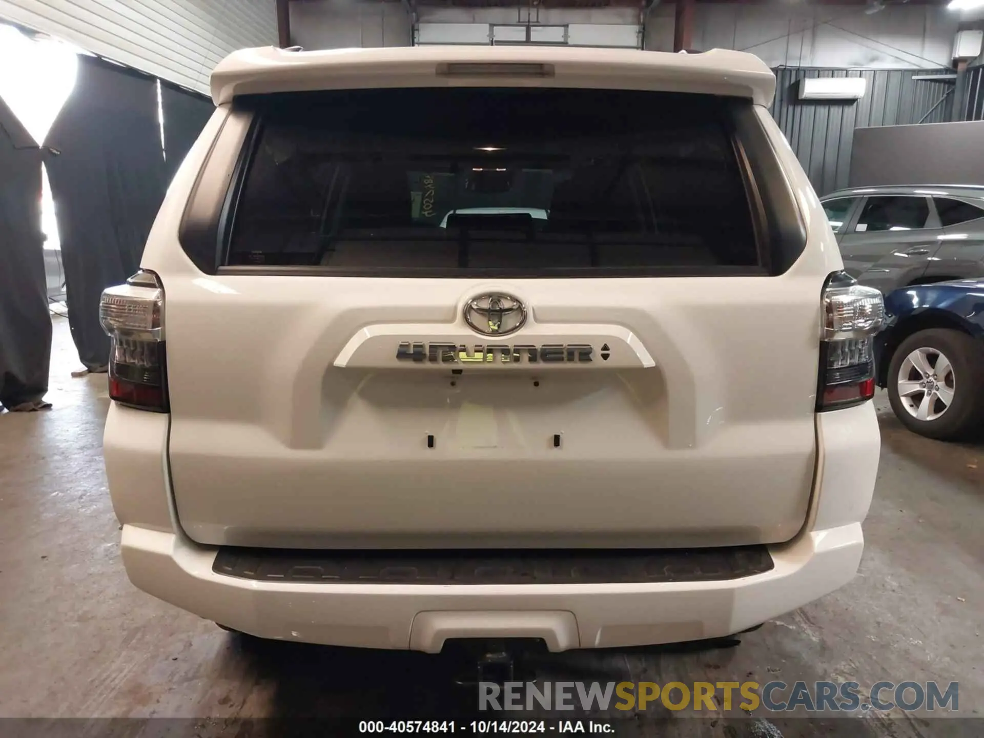 17 Photograph of a damaged car JTENU5JR7N6083964 TOYOTA 4RUNNER 2022