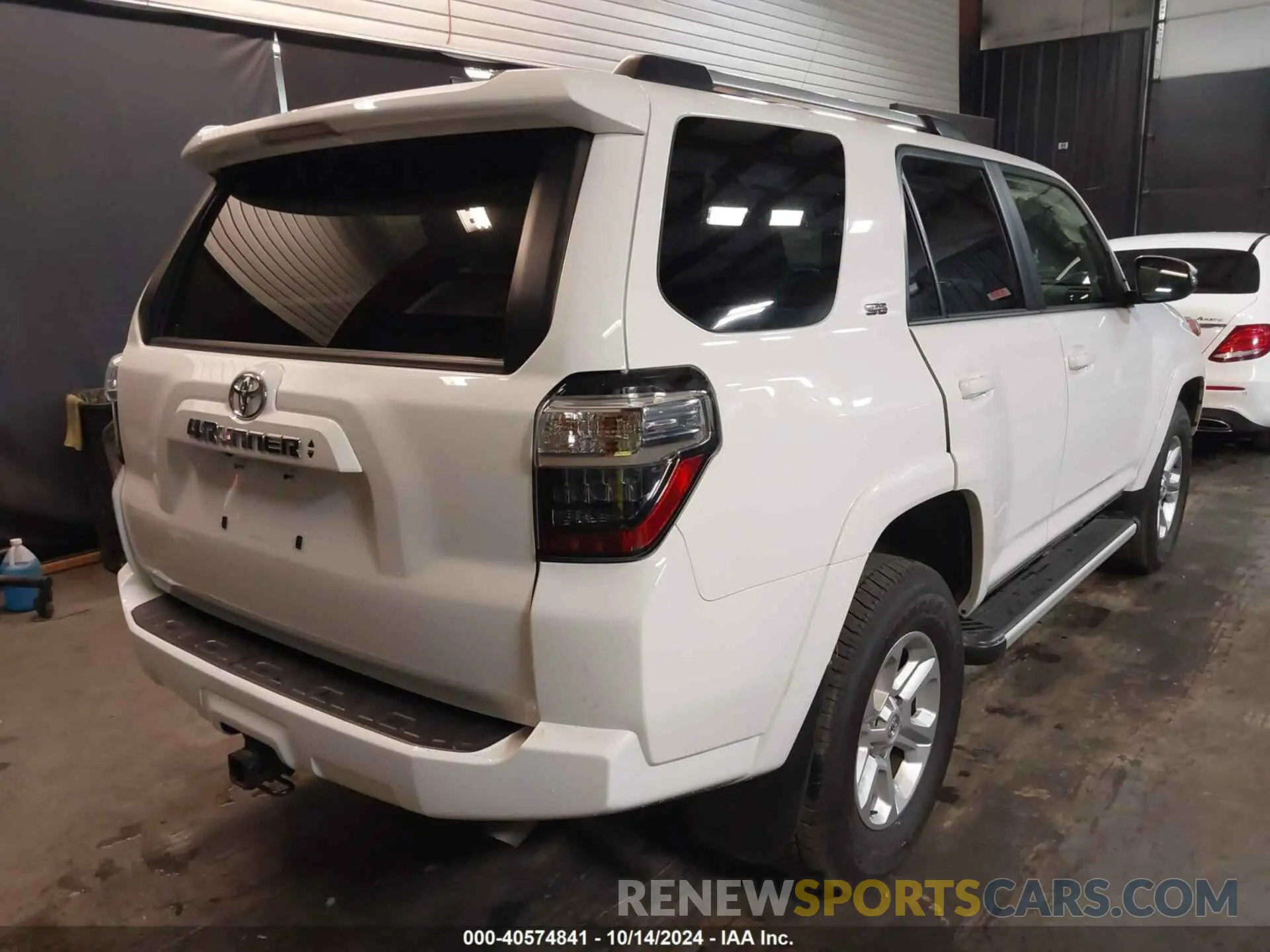 4 Photograph of a damaged car JTENU5JR7N6083964 TOYOTA 4RUNNER 2022