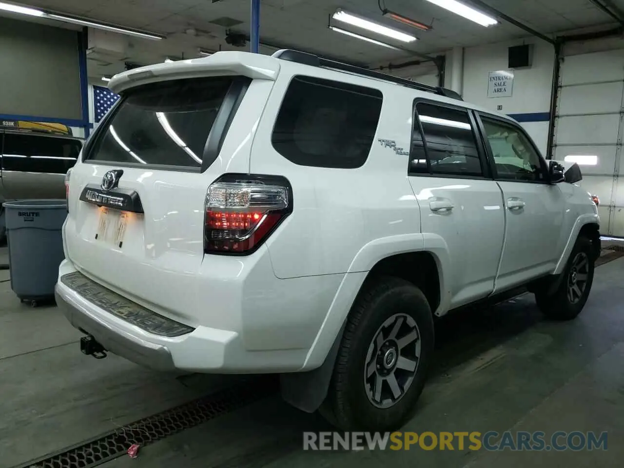 4 Photograph of a damaged car JTERU5JR0N6031612 TOYOTA 4RUNNER 2022