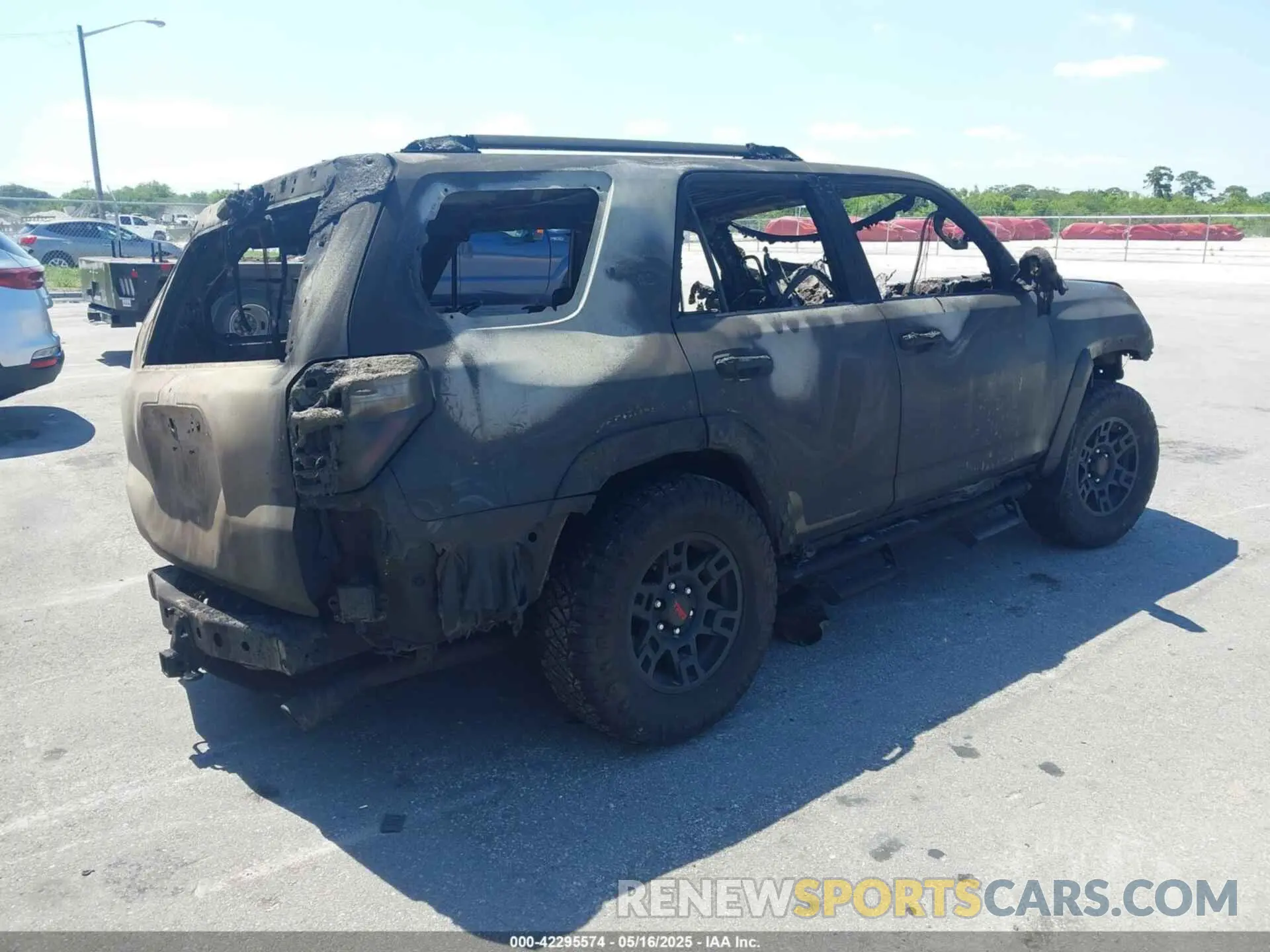 4 Photograph of a damaged car JTERU5JR1N6011904 TOYOTA 4RUNNER 2022