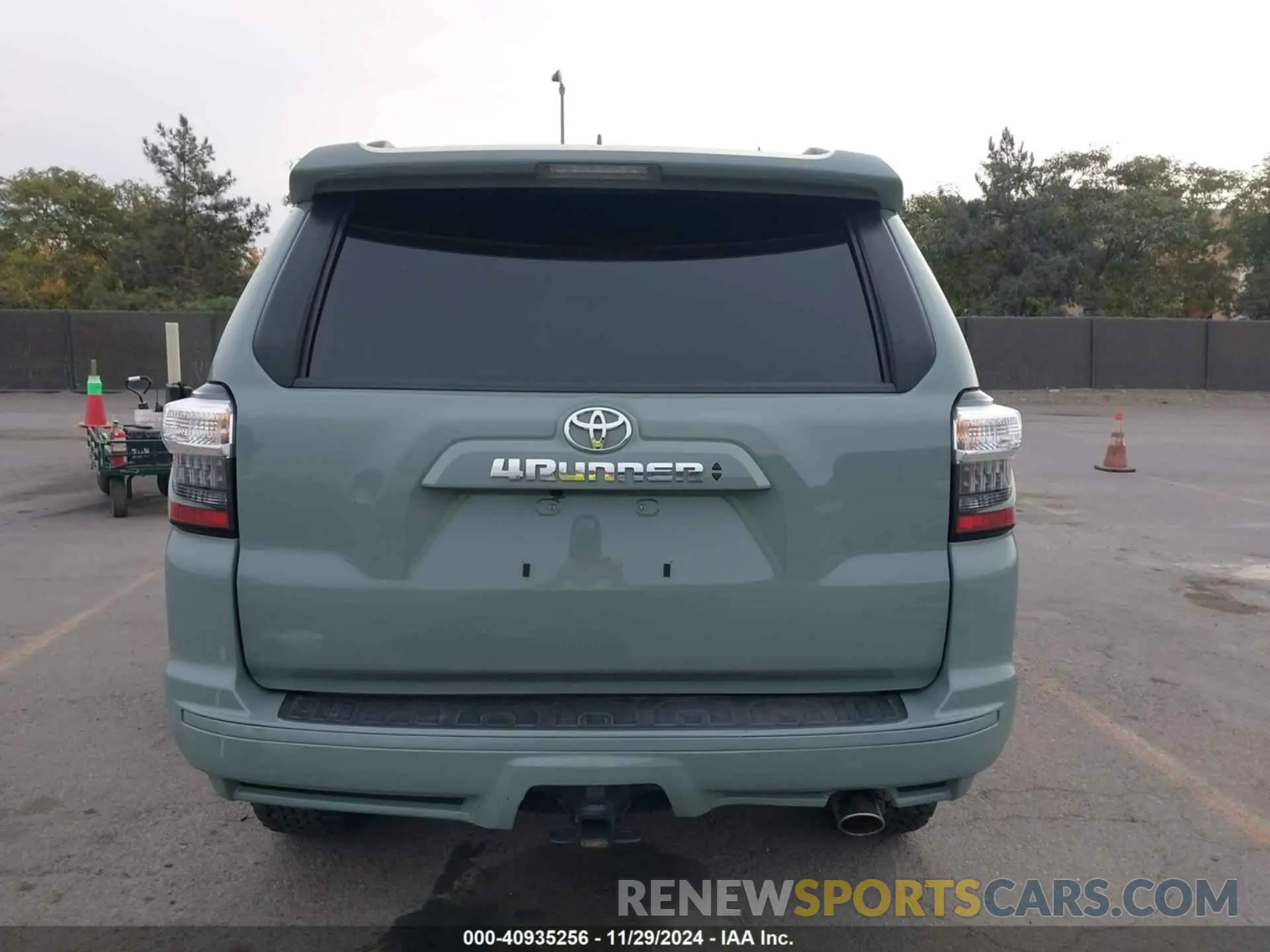 17 Photograph of a damaged car JTESU5JR7N6065337 TOYOTA 4RUNNER 2022