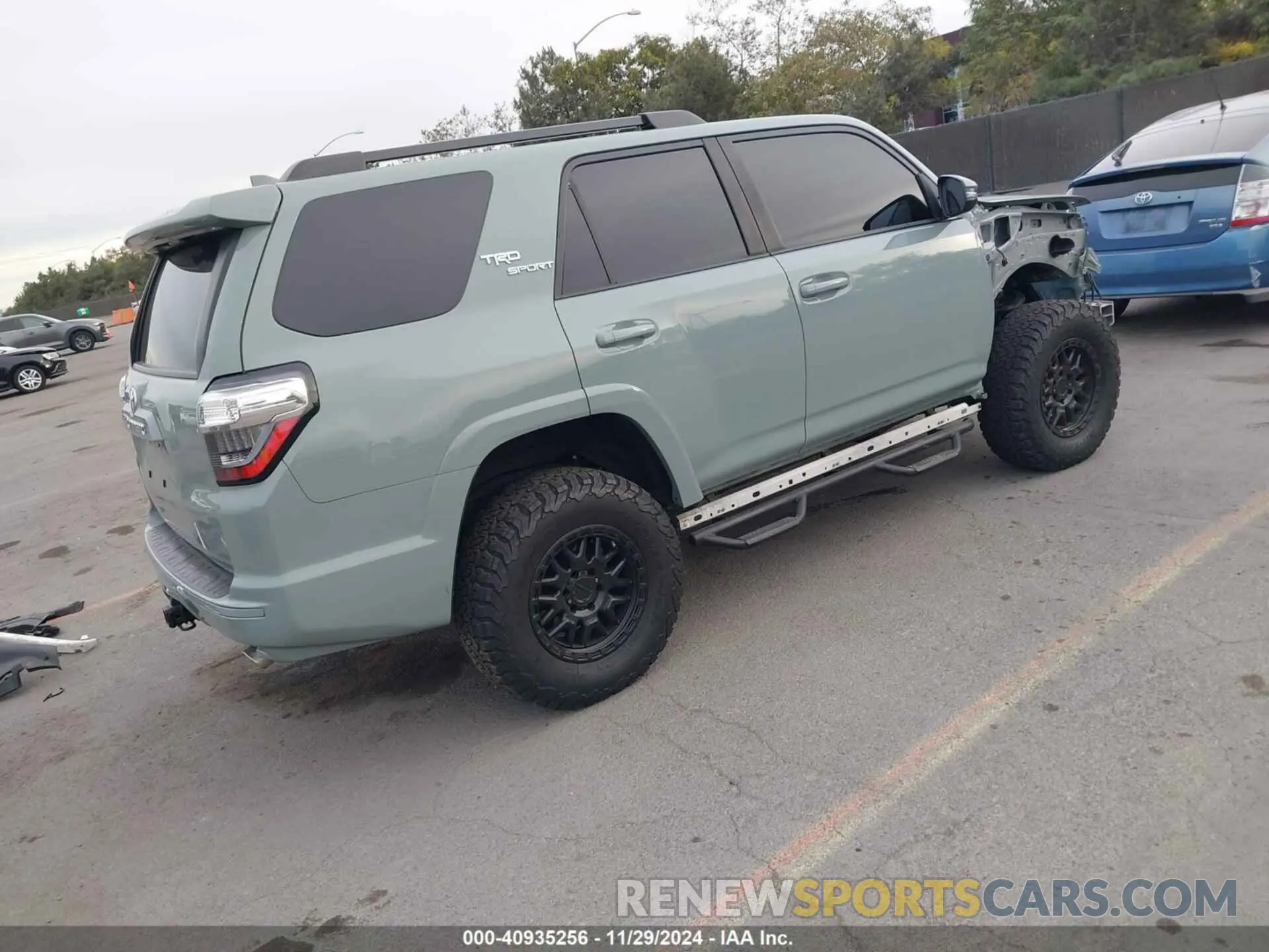 4 Photograph of a damaged car JTESU5JR7N6065337 TOYOTA 4RUNNER 2022
