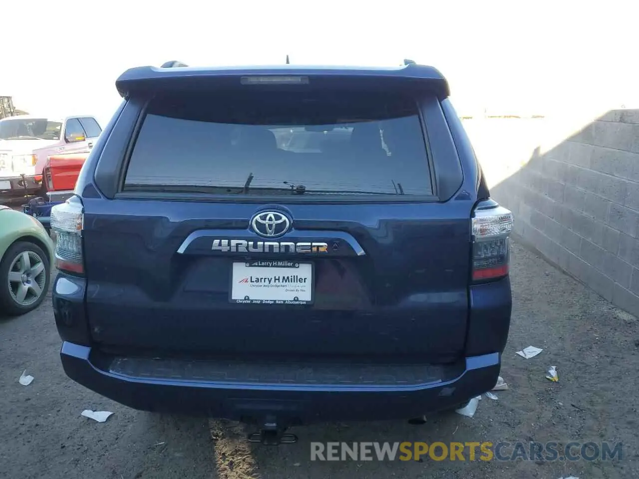 6 Photograph of a damaged car JTEEU5JR5P5300064 TOYOTA 4RUNNER 2023