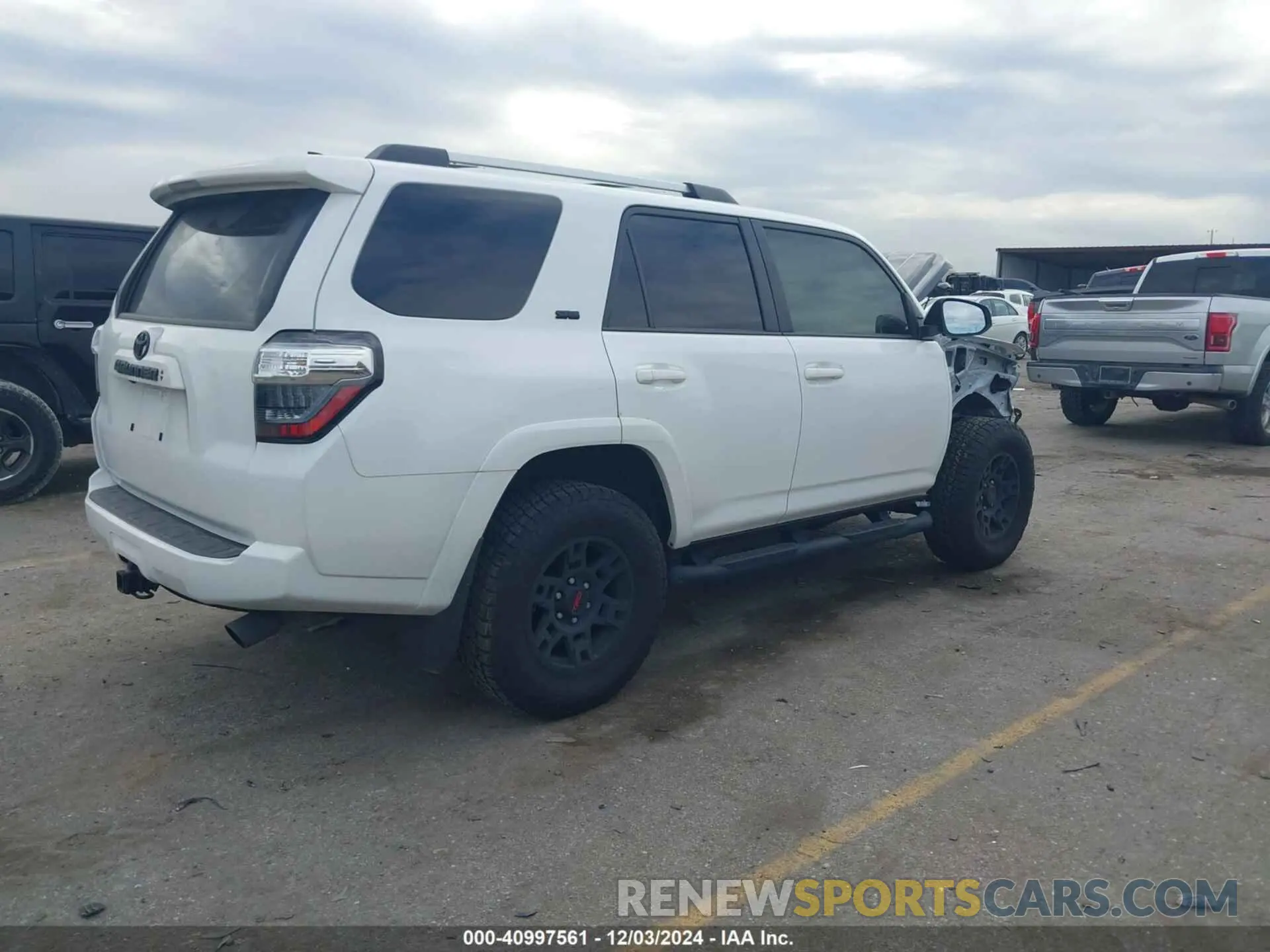 4 Photograph of a damaged car JTEFU5JR6P5303639 TOYOTA 4RUNNER 2023