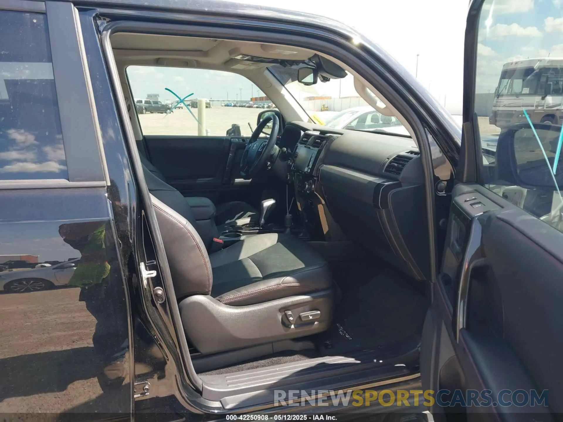 5 Photograph of a damaged car JTELU5JR5P6103476 TOYOTA 4RUNNER 2023