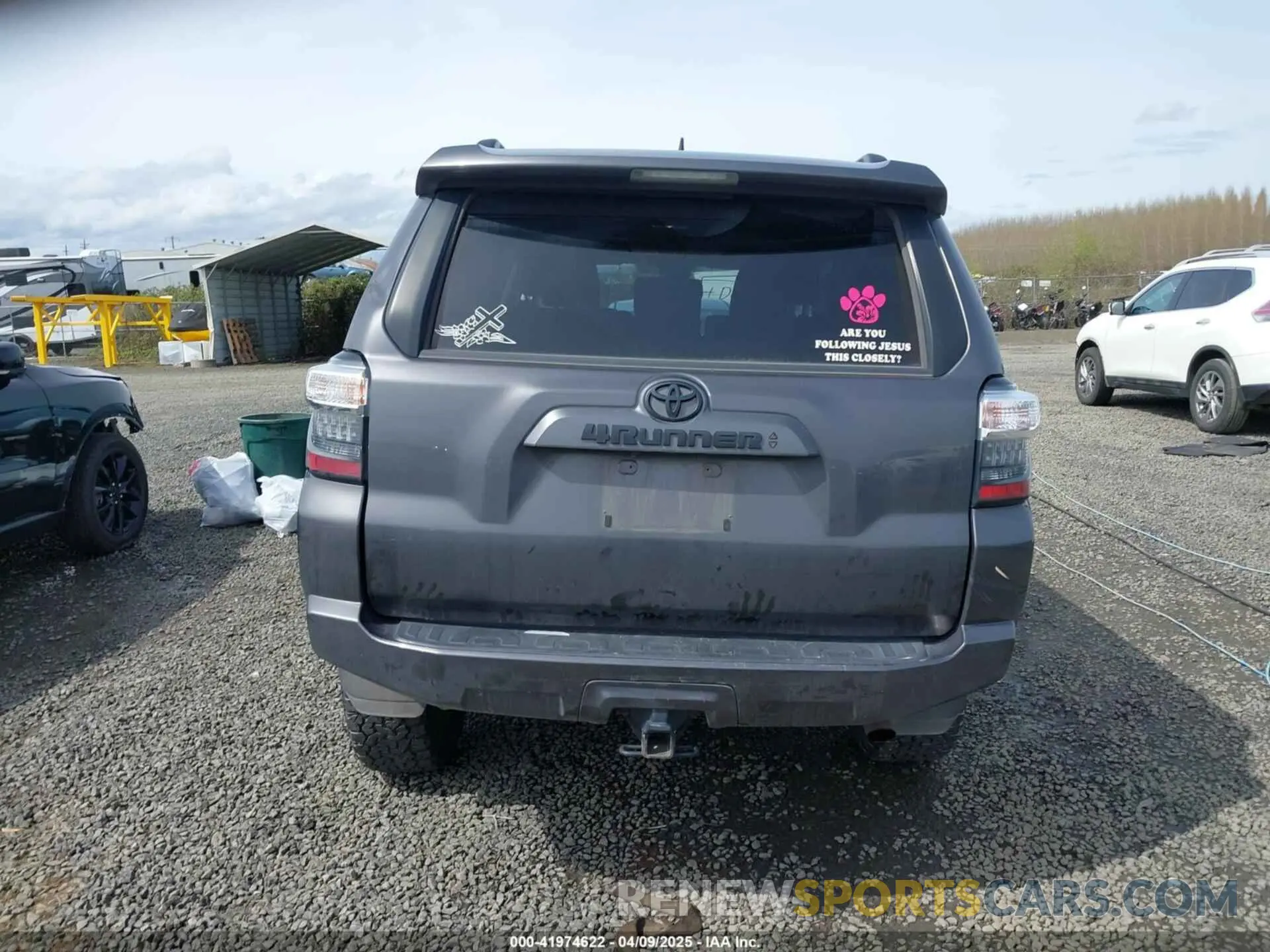 17 Photograph of a damaged car JTEMU5JR1P6088009 TOYOTA 4RUNNER 2023
