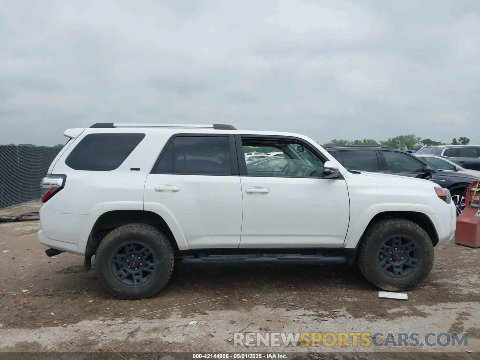 14 Photograph of a damaged car JTENU5JR2P6126481 TOYOTA 4RUNNER 2023