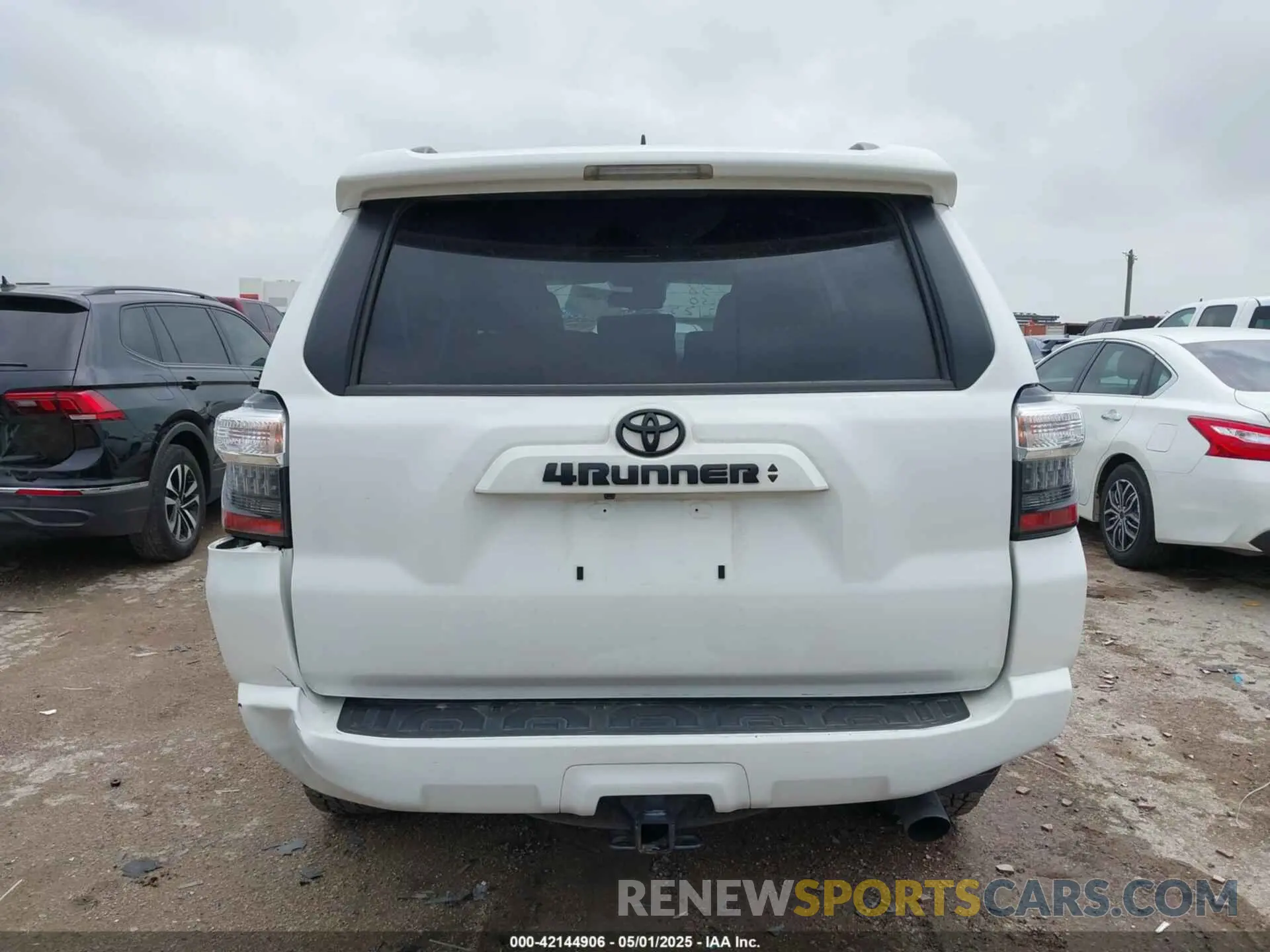 17 Photograph of a damaged car JTENU5JR2P6126481 TOYOTA 4RUNNER 2023