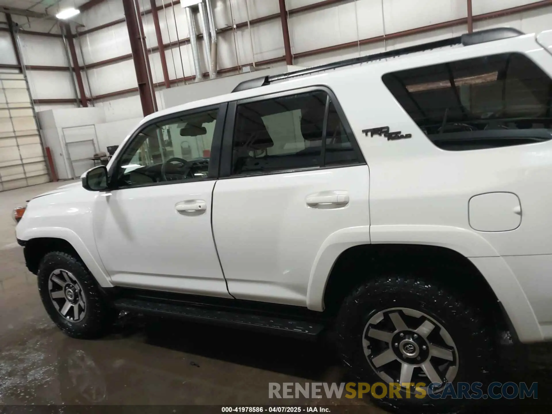 15 Photograph of a damaged car JTEPU5JR3P6152953 TOYOTA 4RUNNER 2023