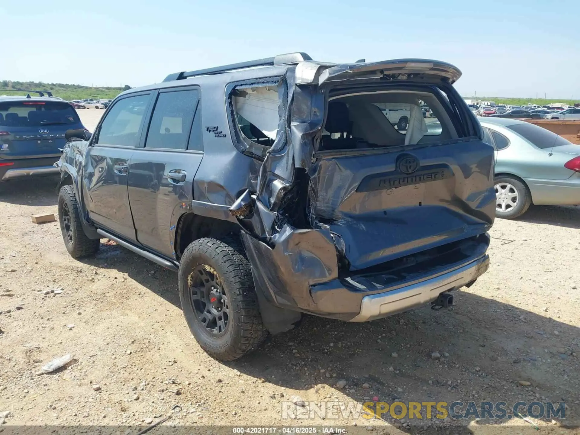3 Фотография поврежденного автомобиля JTERU5JR1P6202743 TOYOTA 4RUNNER 2023
