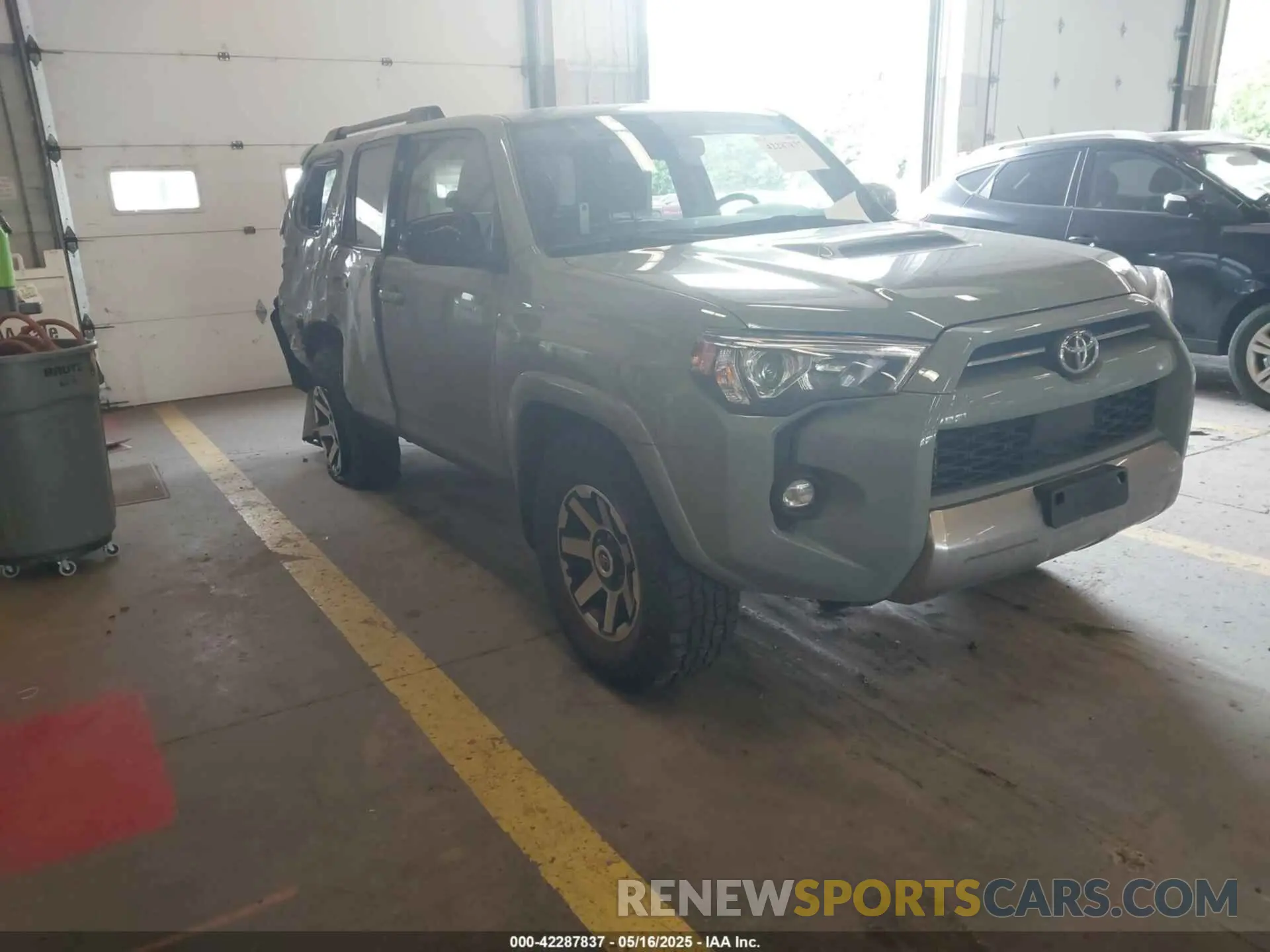 1 Фотография поврежденного автомобиля JTERU5JR5P6200817 TOYOTA 4RUNNER 2023