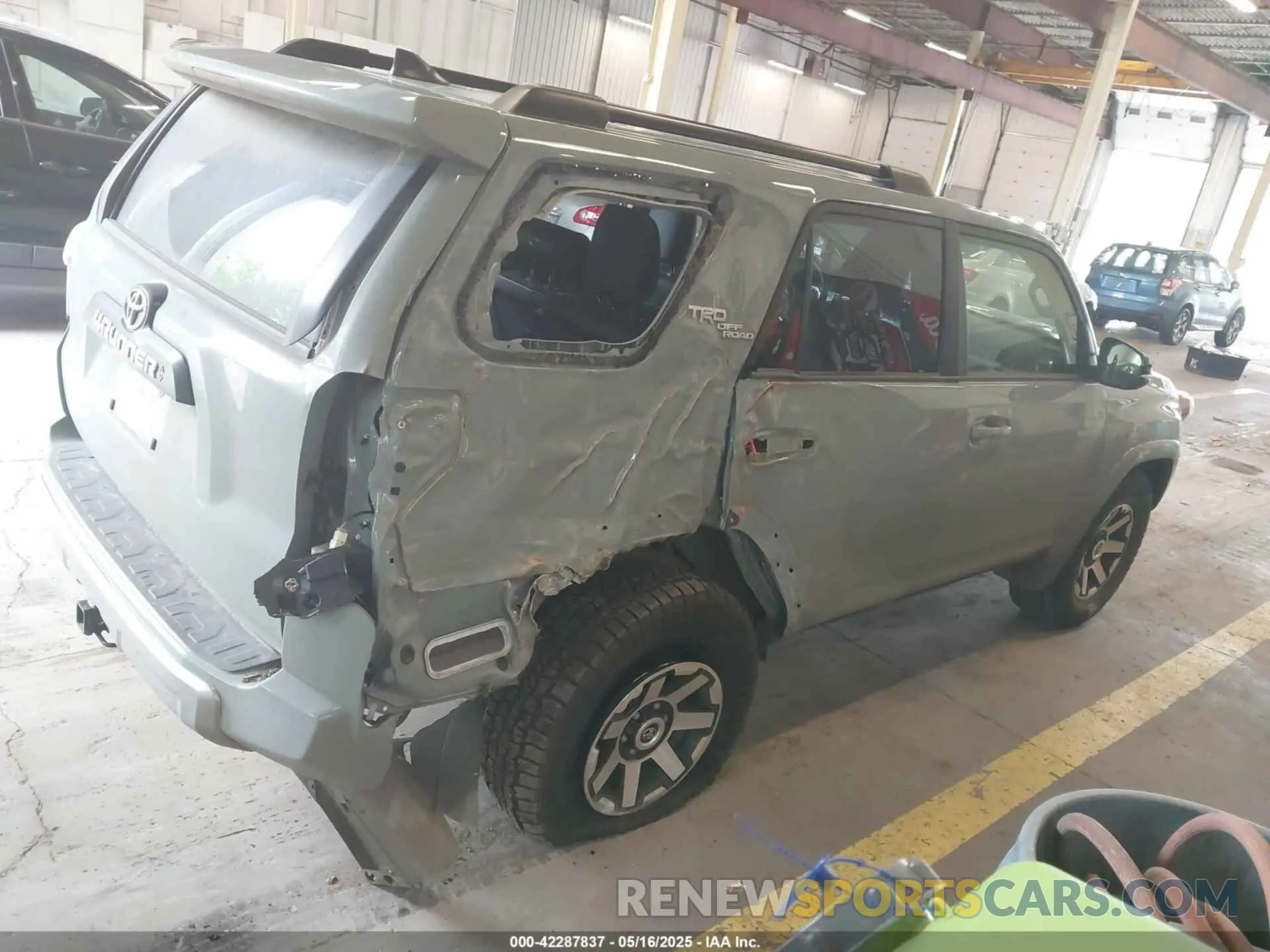 17 Фотография поврежденного автомобиля JTERU5JR5P6200817 TOYOTA 4RUNNER 2023