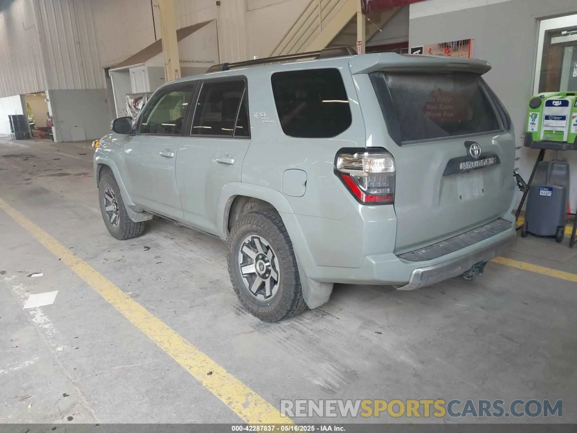 3 Фотография поврежденного автомобиля JTERU5JR5P6200817 TOYOTA 4RUNNER 2023