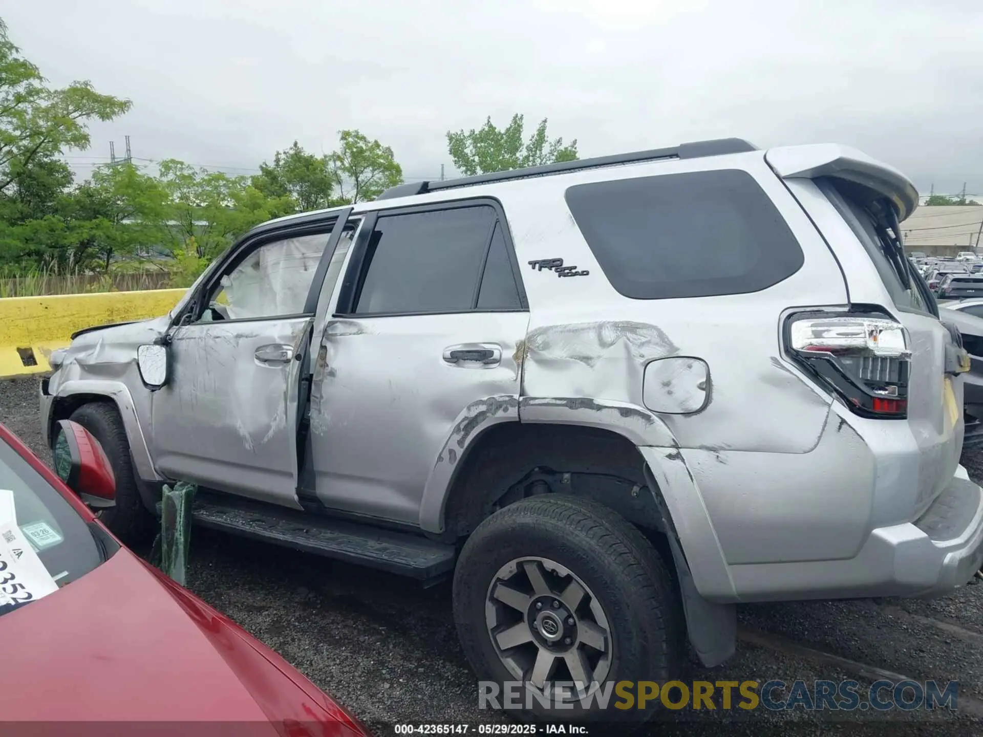 14 Photograph of a damaged car JTERU5JR7P6115817 TOYOTA 4RUNNER 2023
