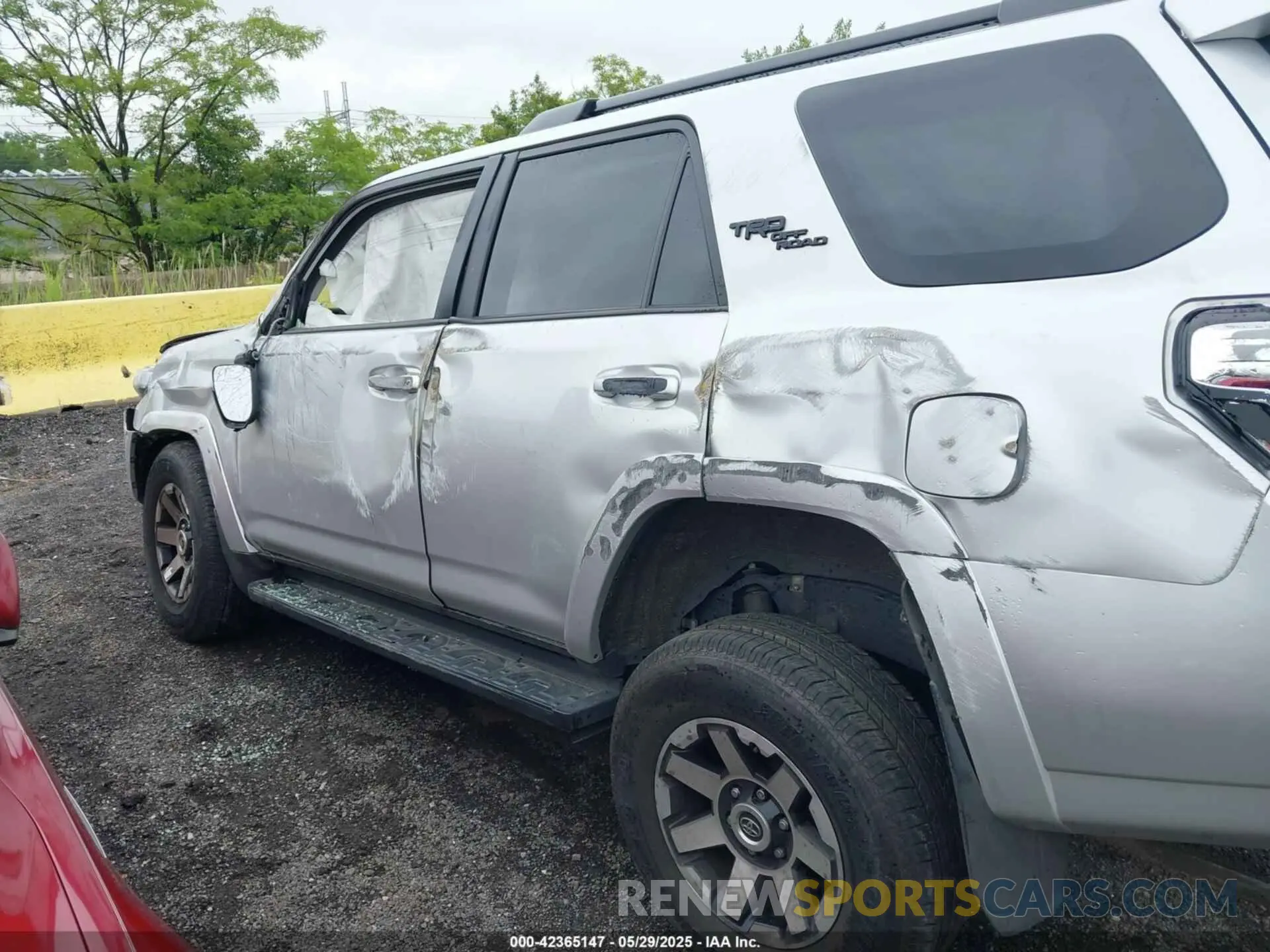 19 Photograph of a damaged car JTERU5JR7P6115817 TOYOTA 4RUNNER 2023