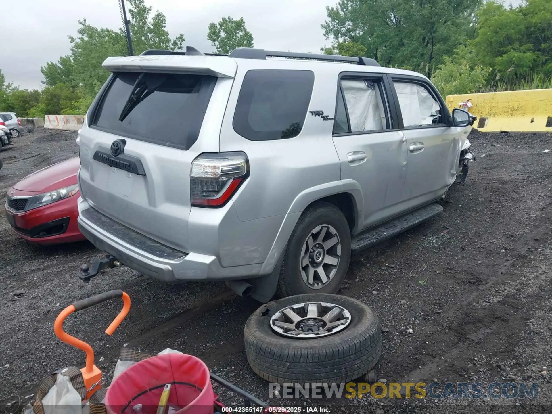 4 Photograph of a damaged car JTERU5JR7P6115817 TOYOTA 4RUNNER 2023
