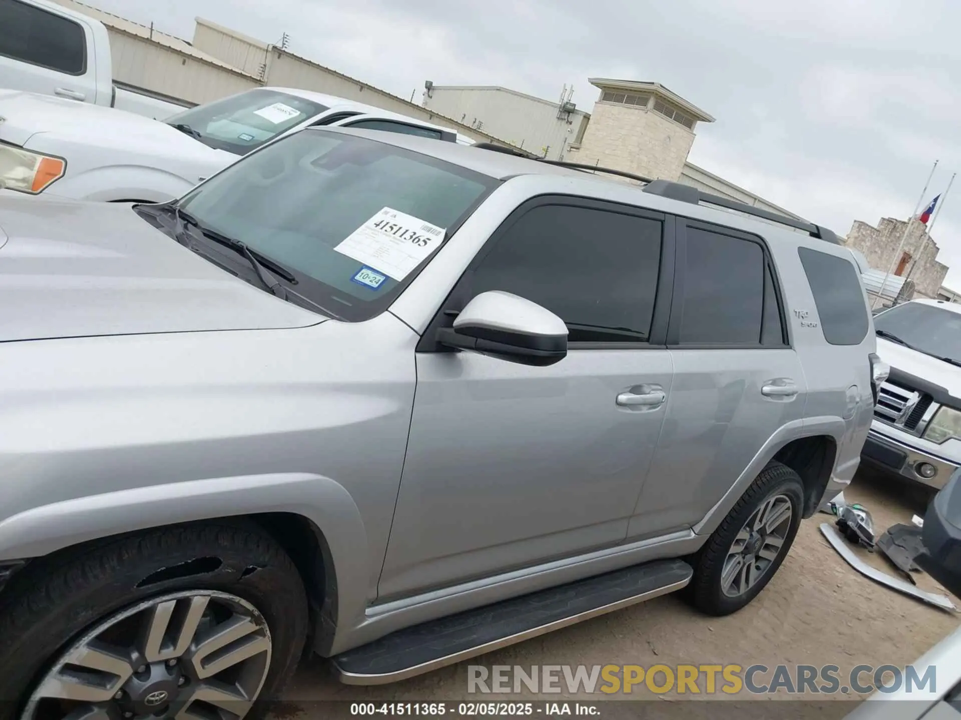 15 Photograph of a damaged car JTESU5JR1P6098482 TOYOTA 4RUNNER 2023