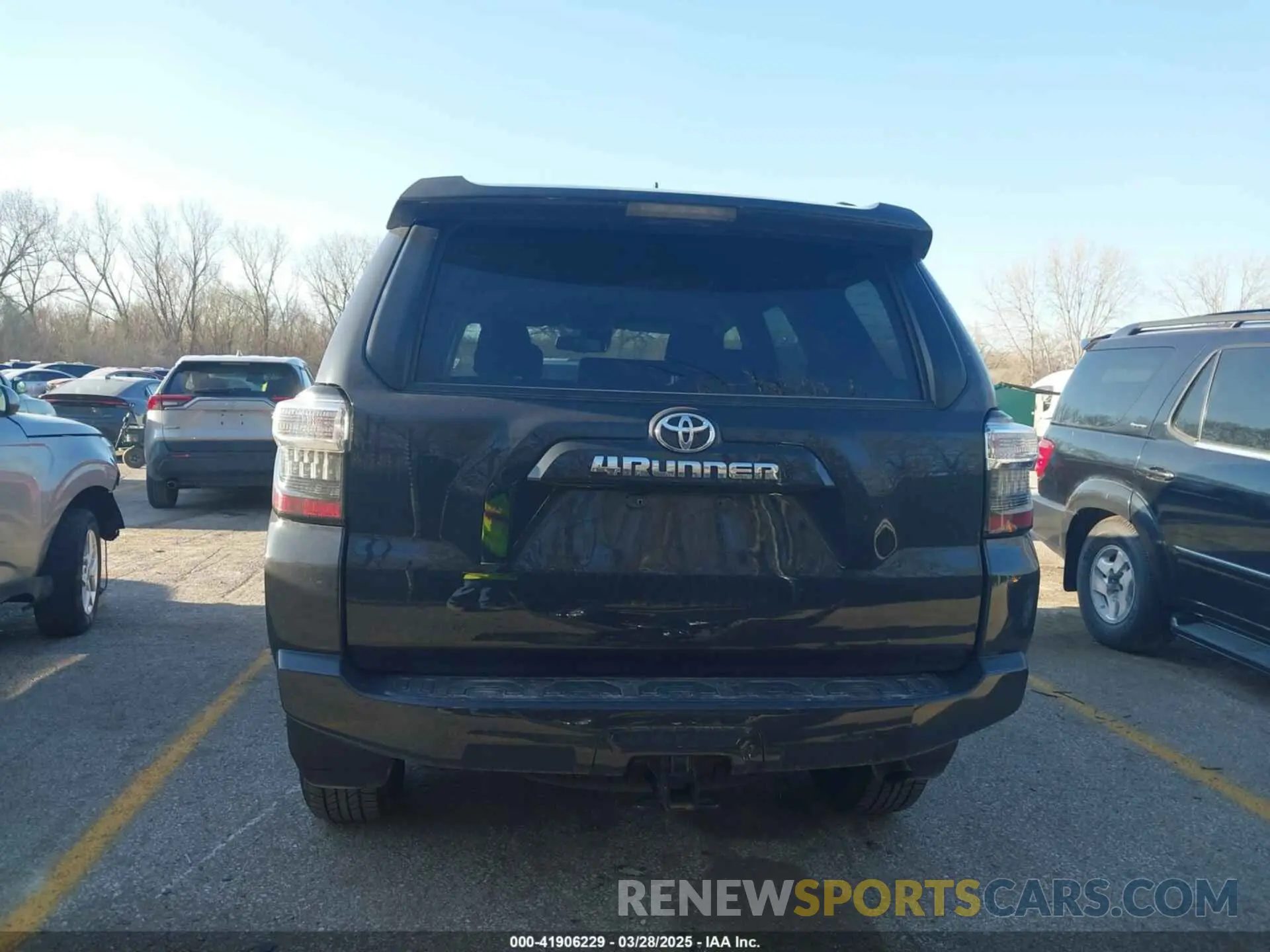 17 Фотография поврежденного автомобиля JTEMU5JR0R6228831 TOYOTA 4RUNNER 2024