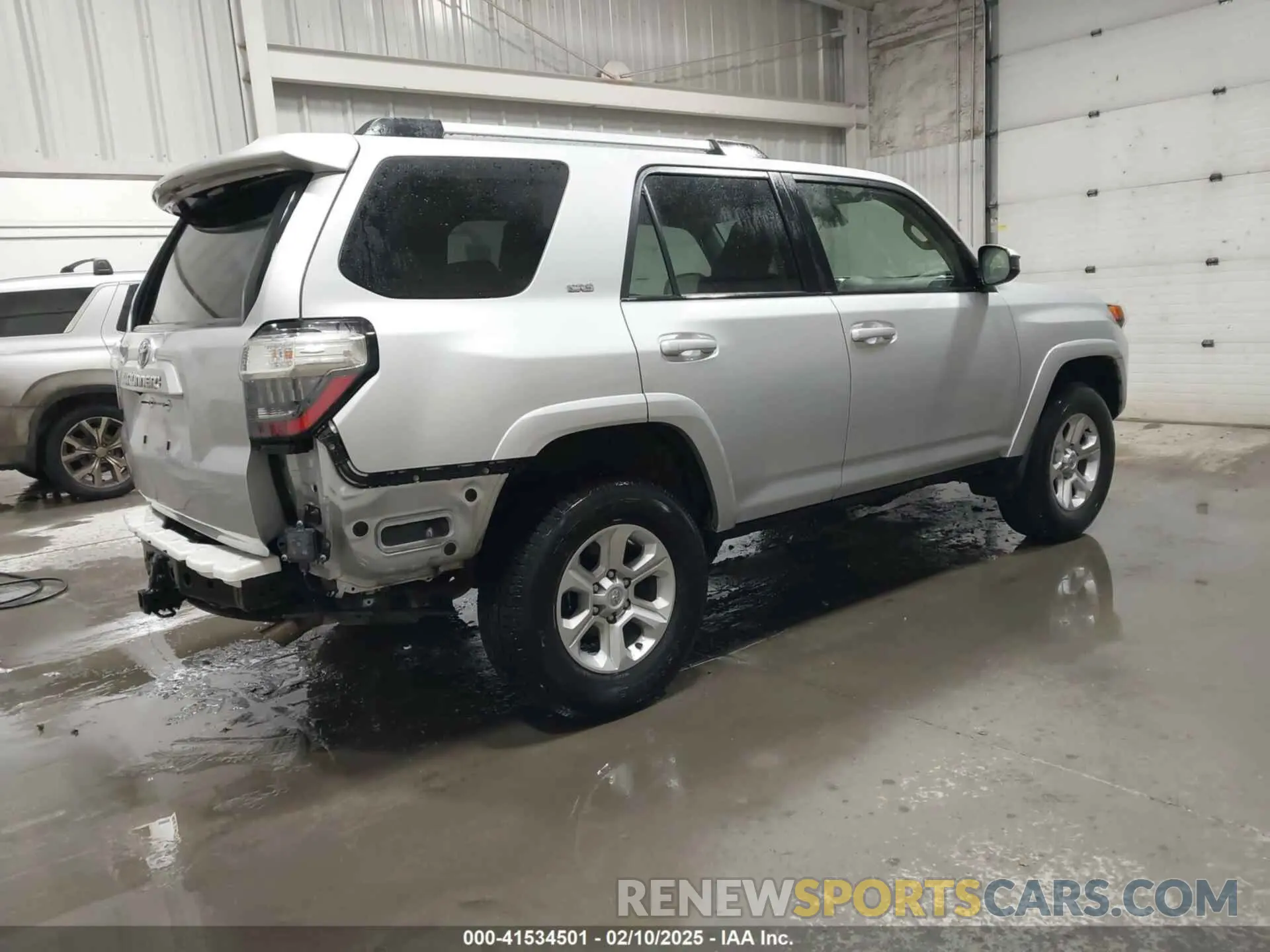 4 Photograph of a damaged car JTEMU5JR2R6243332 TOYOTA 4RUNNER 2024