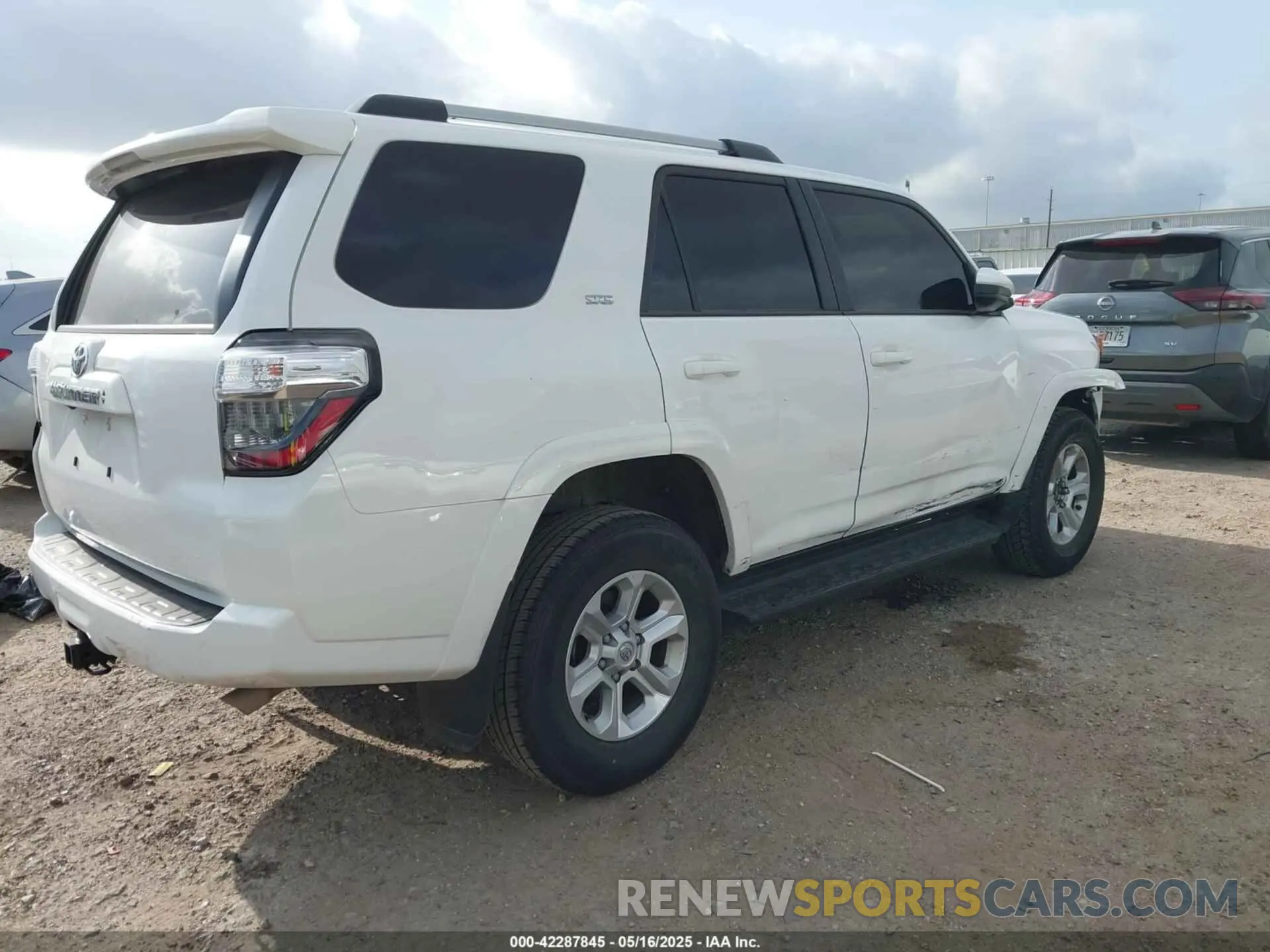 4 Photograph of a damaged car JTEMU5JR4R6223812 TOYOTA 4RUNNER 2024