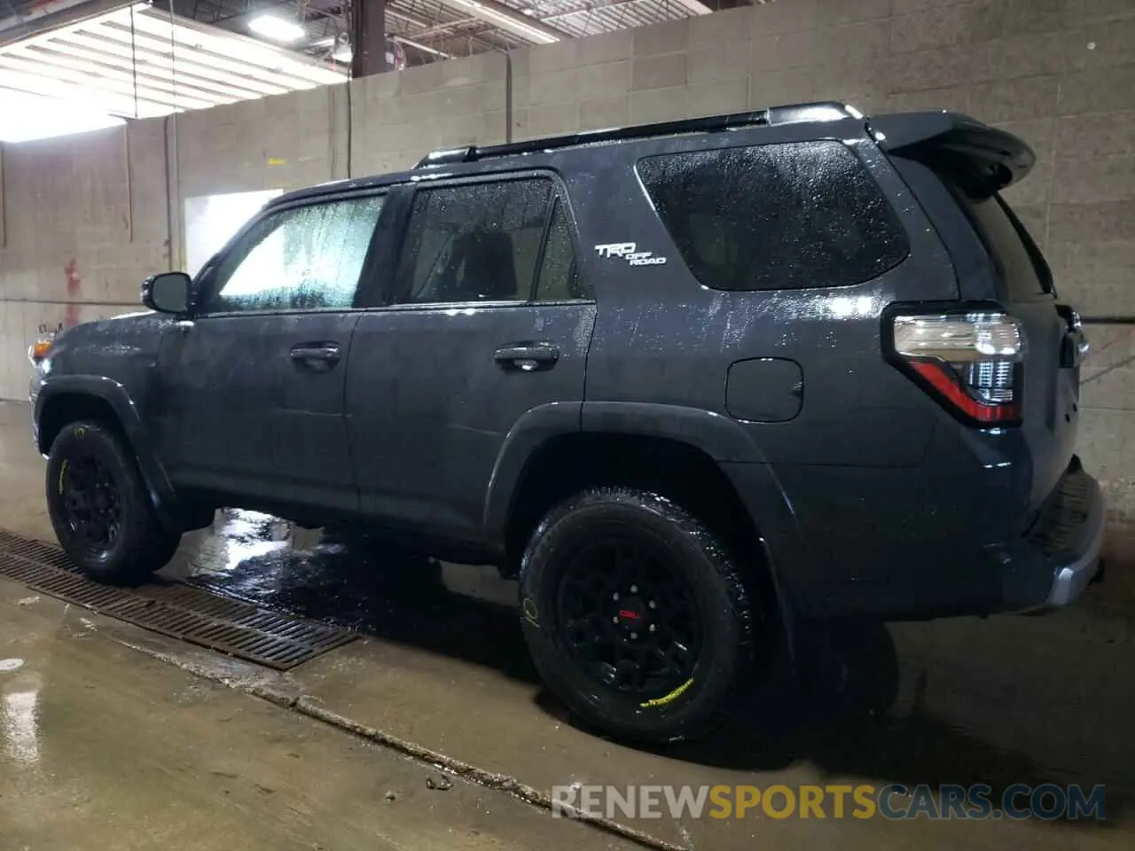 2 Фотография поврежденного автомобиля JTERU5JR5R6222349 TOYOTA 4RUNNER 2024
