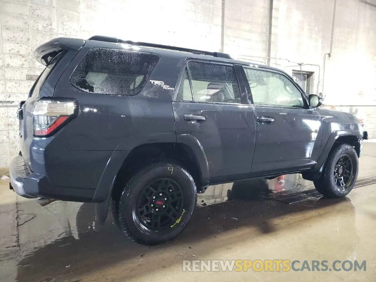 3 Фотография поврежденного автомобиля JTERU5JR5R6222349 TOYOTA 4RUNNER 2024
