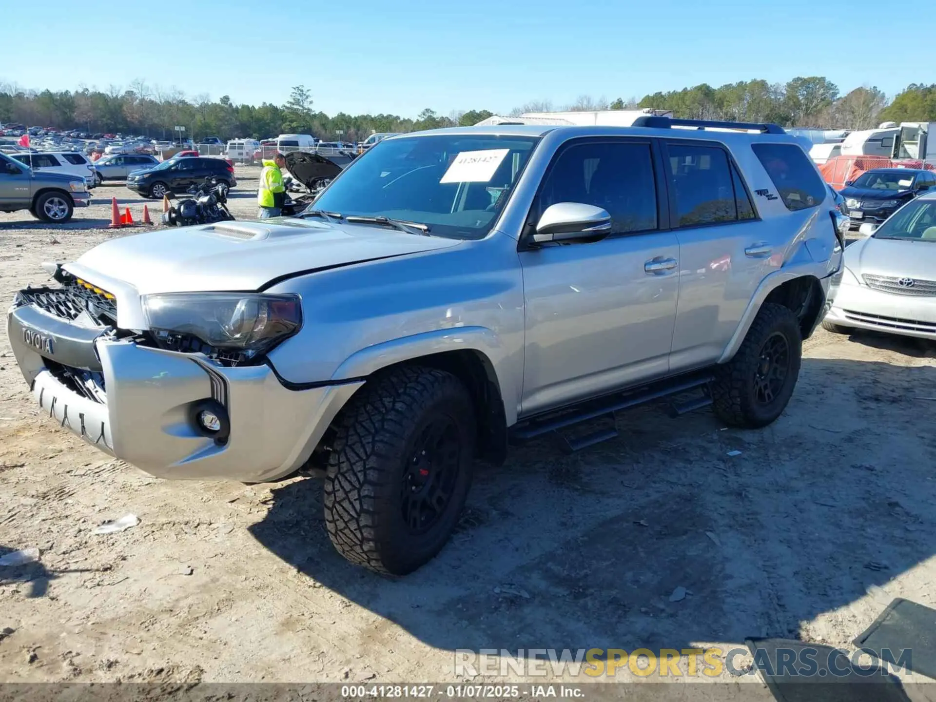 2 Фотография поврежденного автомобиля JTERU5JR6R6255876 TOYOTA 4RUNNER 2024