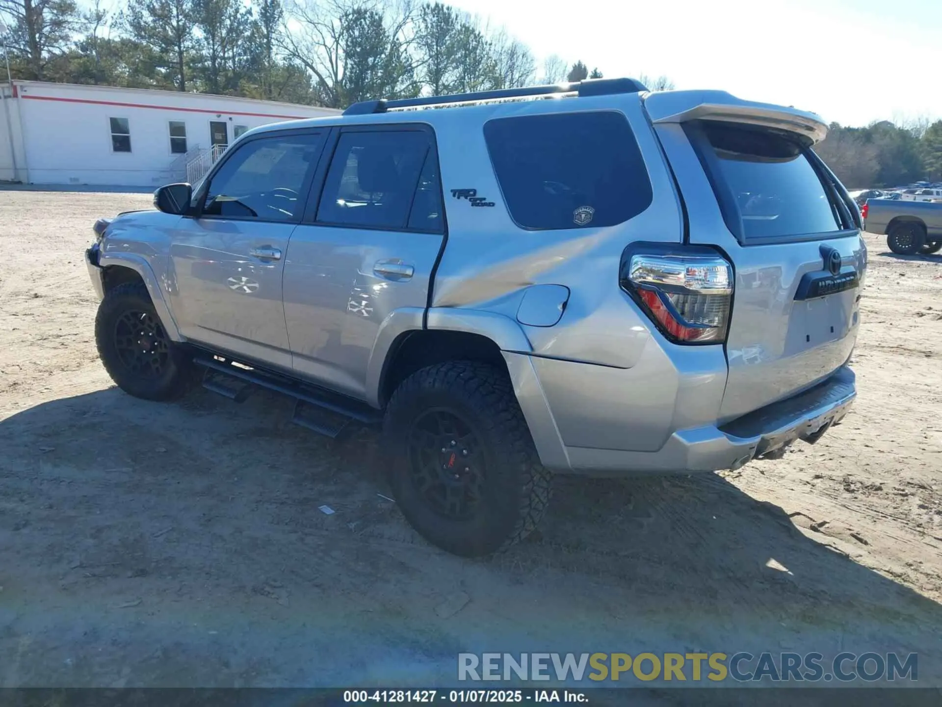 3 Фотография поврежденного автомобиля JTERU5JR6R6255876 TOYOTA 4RUNNER 2024