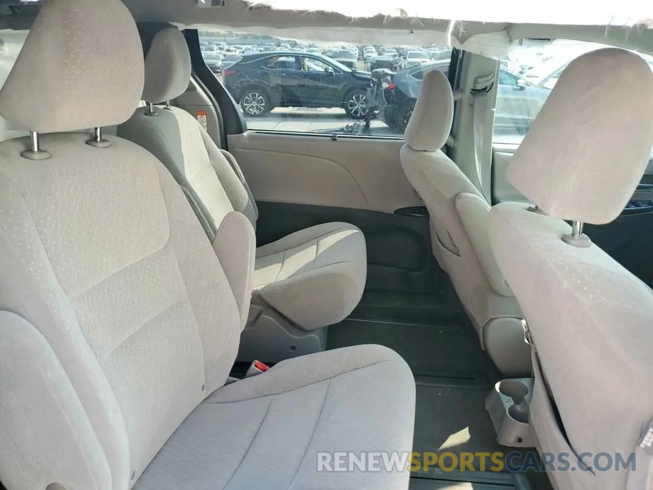 11 Photograph of a damaged car 5TDJZ3DC4KS216224 TOYOTA All Models 2019