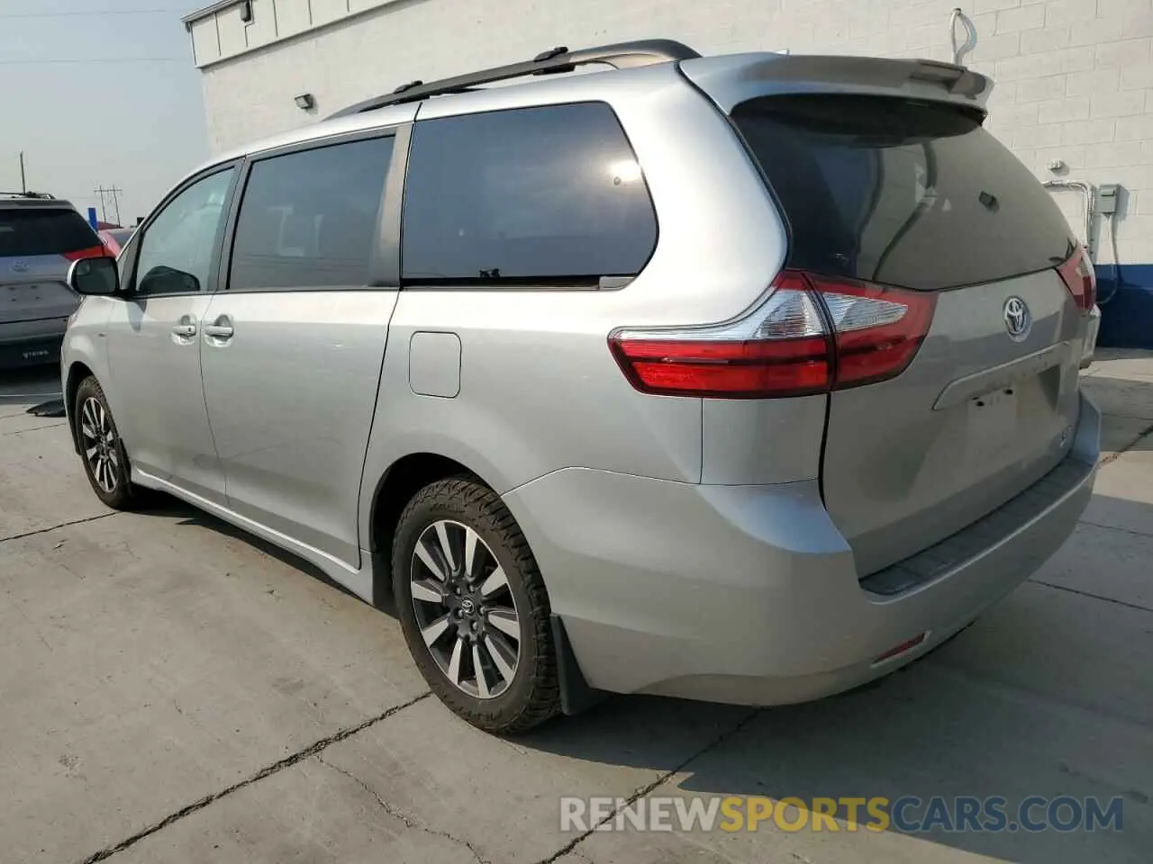 2 Photograph of a damaged car 5TDJZ3DC4KS216224 TOYOTA All Models 2019