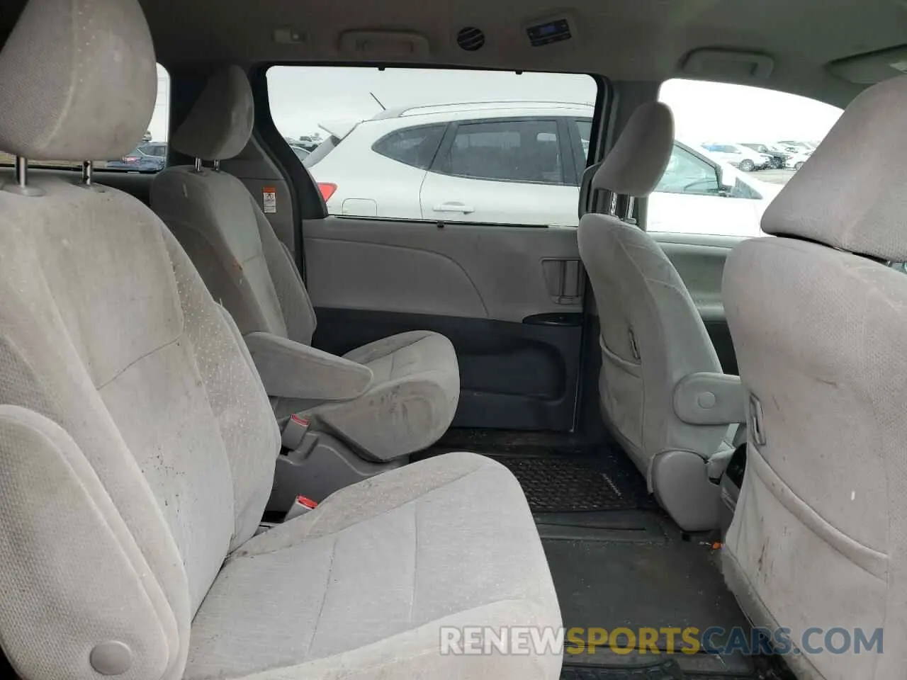 11 Photograph of a damaged car 5TDJZ3DC8KS218039 TOYOTA All Models 2019