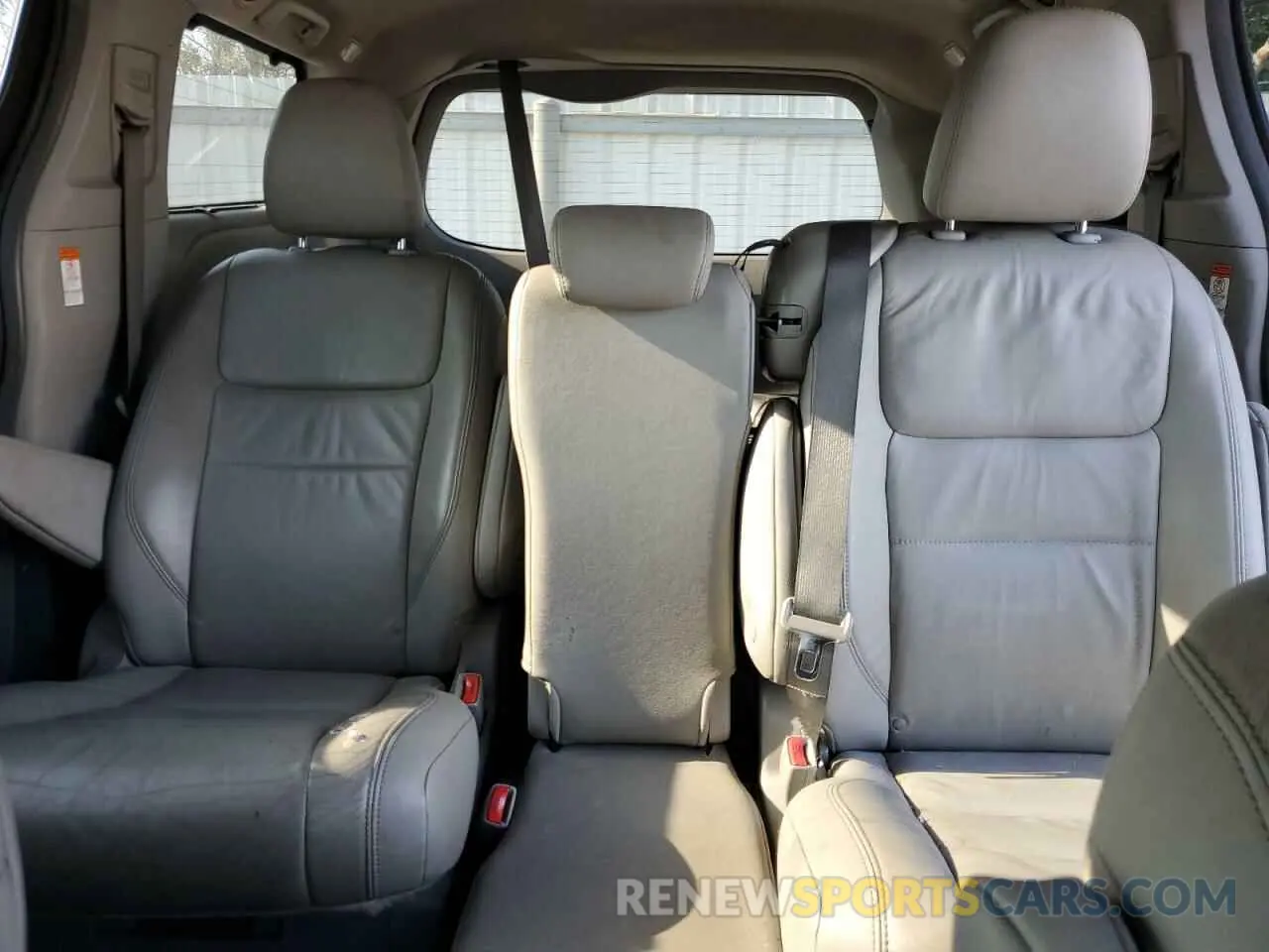 10 Photograph of a damaged car 5TDYZ3DC1KS980093 TOYOTA All Models 2019