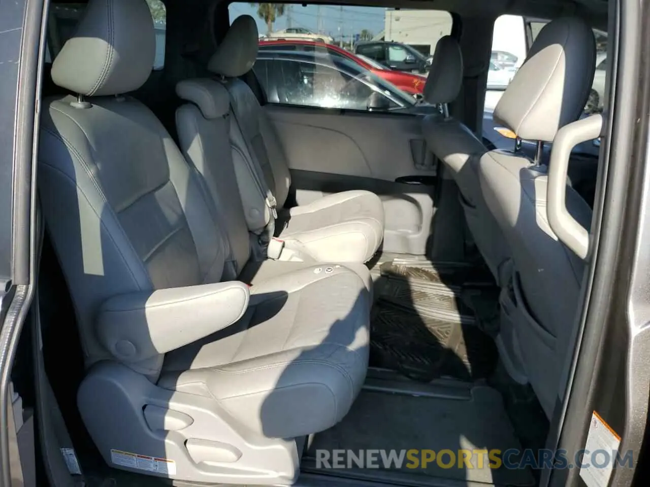 11 Photograph of a damaged car 5TDYZ3DC1KS980093 TOYOTA All Models 2019