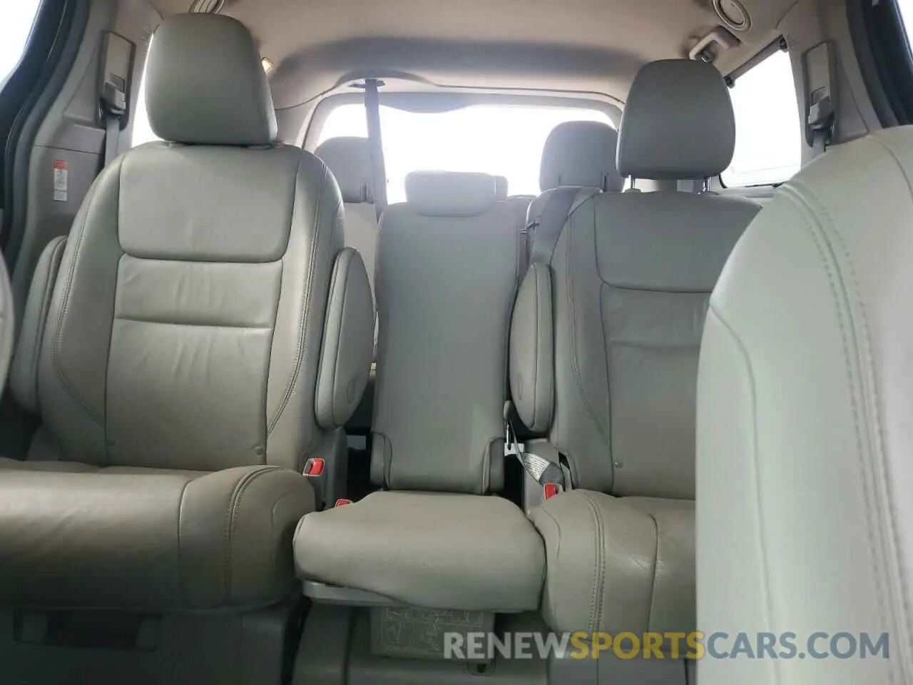 10 Photograph of a damaged car 5TDYZ3DC1KS981793 TOYOTA All Models 2019