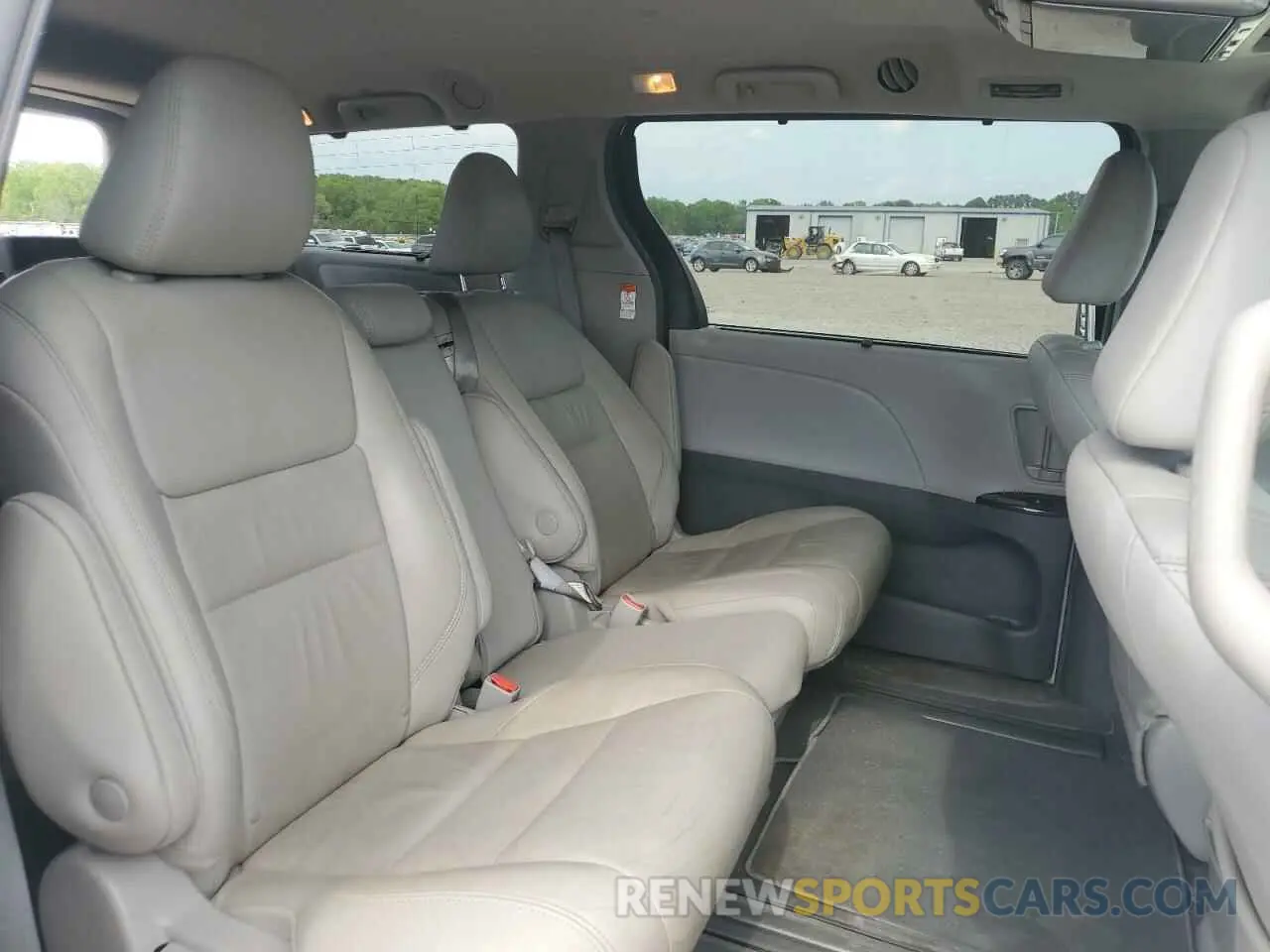 11 Photograph of a damaged car 5TDYZ3DC1KS981793 TOYOTA All Models 2019