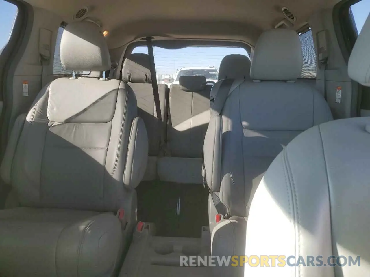 10 Photograph of a damaged car 5TDYZ3DC2KS987523 TOYOTA All Models 2019